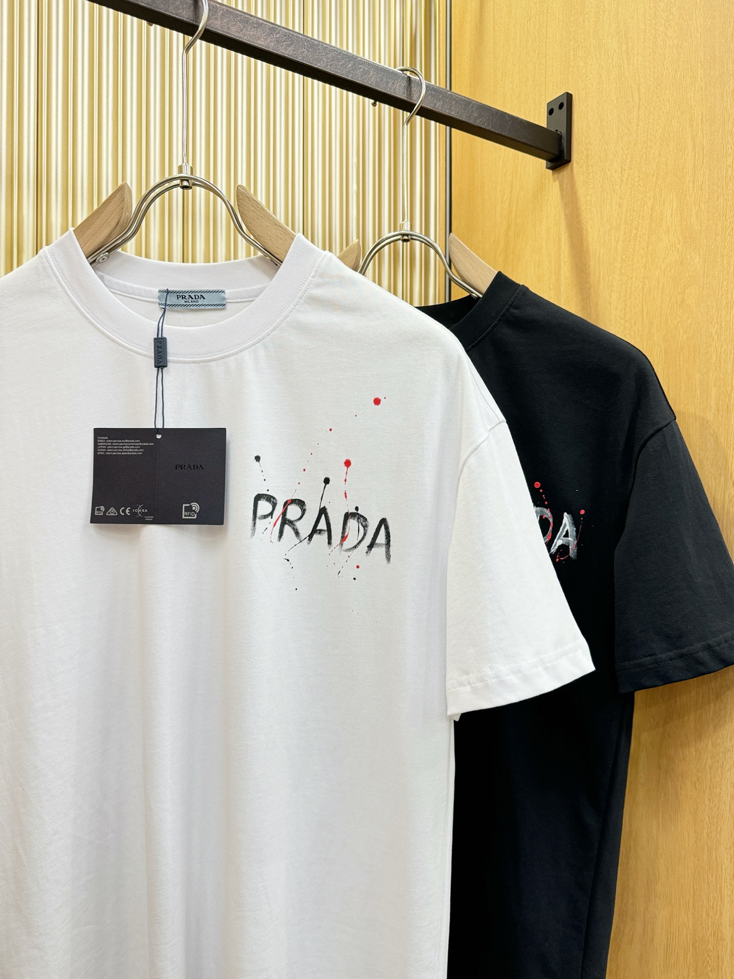 PRADA 普拉达 2026新款短袖T恤！走秀图案时尚休闲短袖T恤衫！设计logo设计！极具设计精选客供