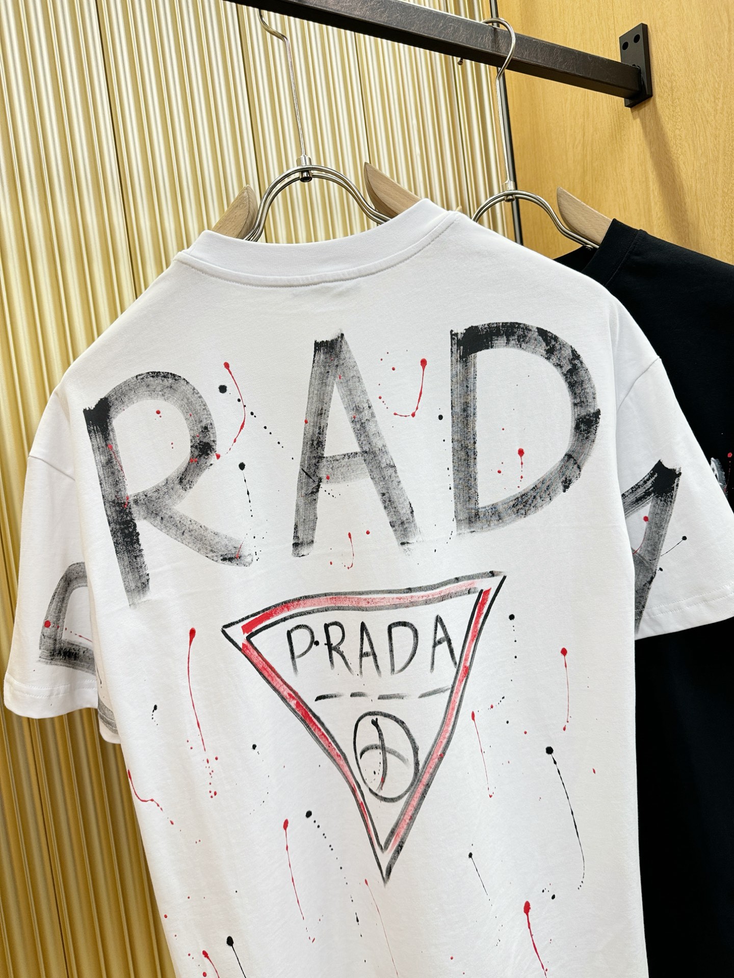 PRADA 普拉达 2026新款短袖T恤！走秀图案时尚休闲短袖T恤衫！设计logo设计！极具设计精选客供