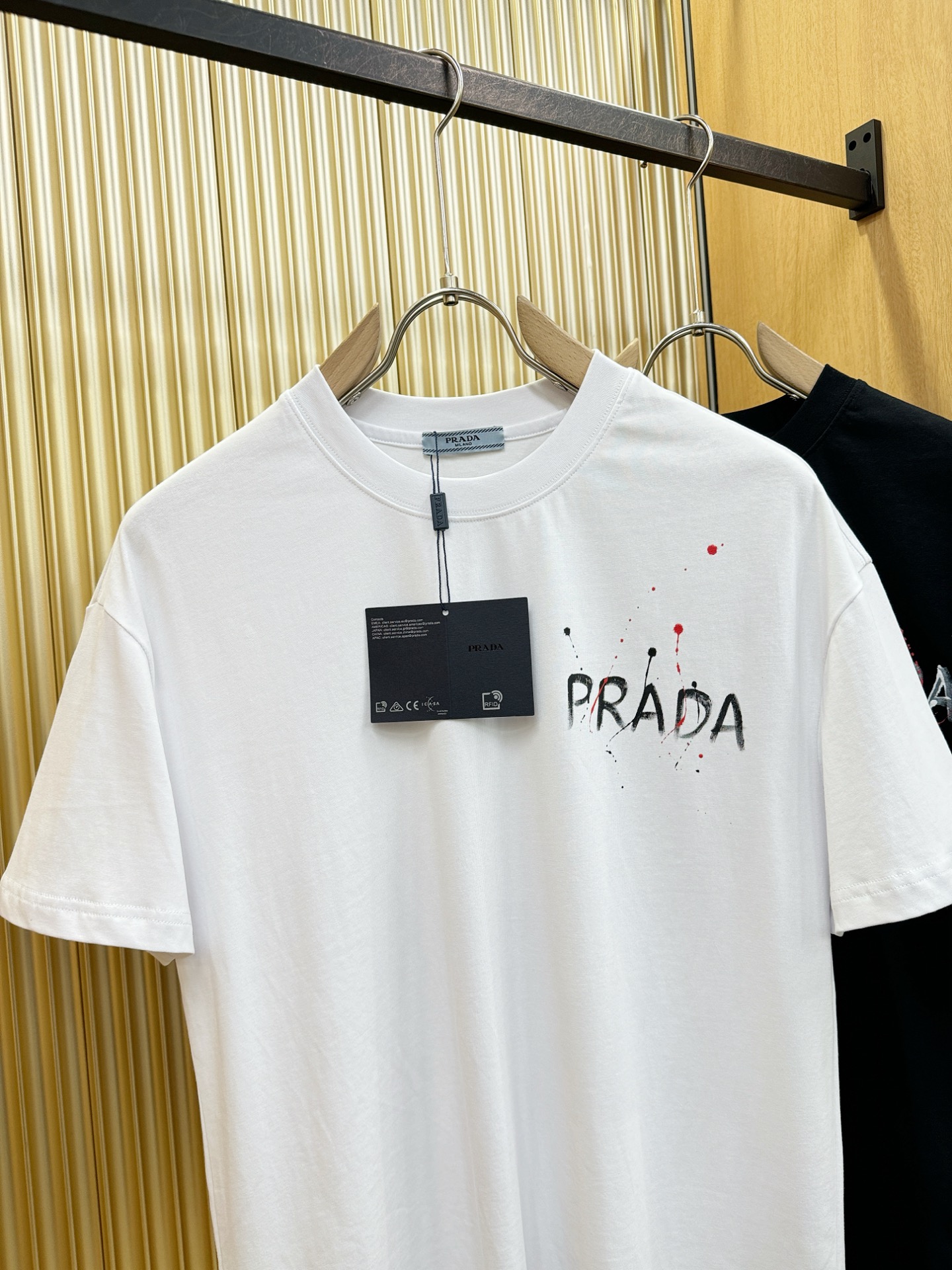 PRADA 普拉达 2026新款短袖T恤！走秀图案时尚休闲短袖T恤衫！设计logo设计！极具设计精选客供