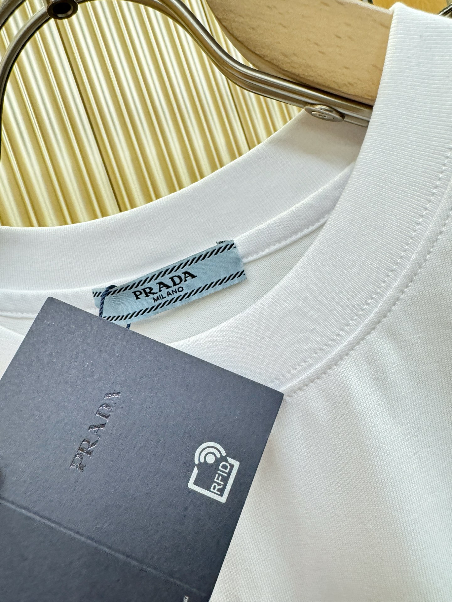 PRADA 普拉达 2026新款短袖T恤！走秀图案时尚休闲短袖T恤衫！设计logo设计！极具设计精选客供