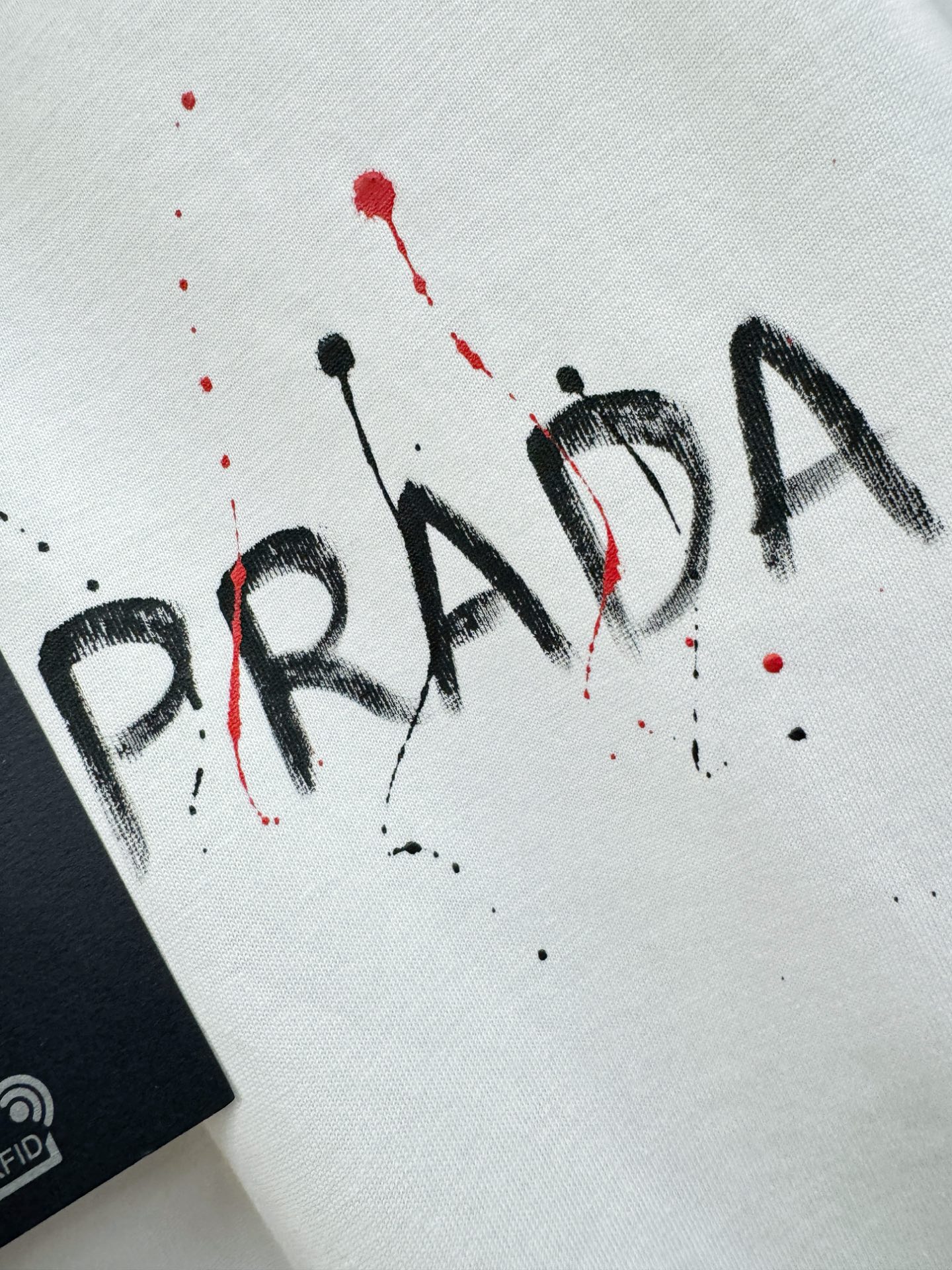 PRADA 普拉达 2026新款短袖T恤！走秀图案时尚休闲短袖T恤衫！设计logo设计！极具设计精选客供