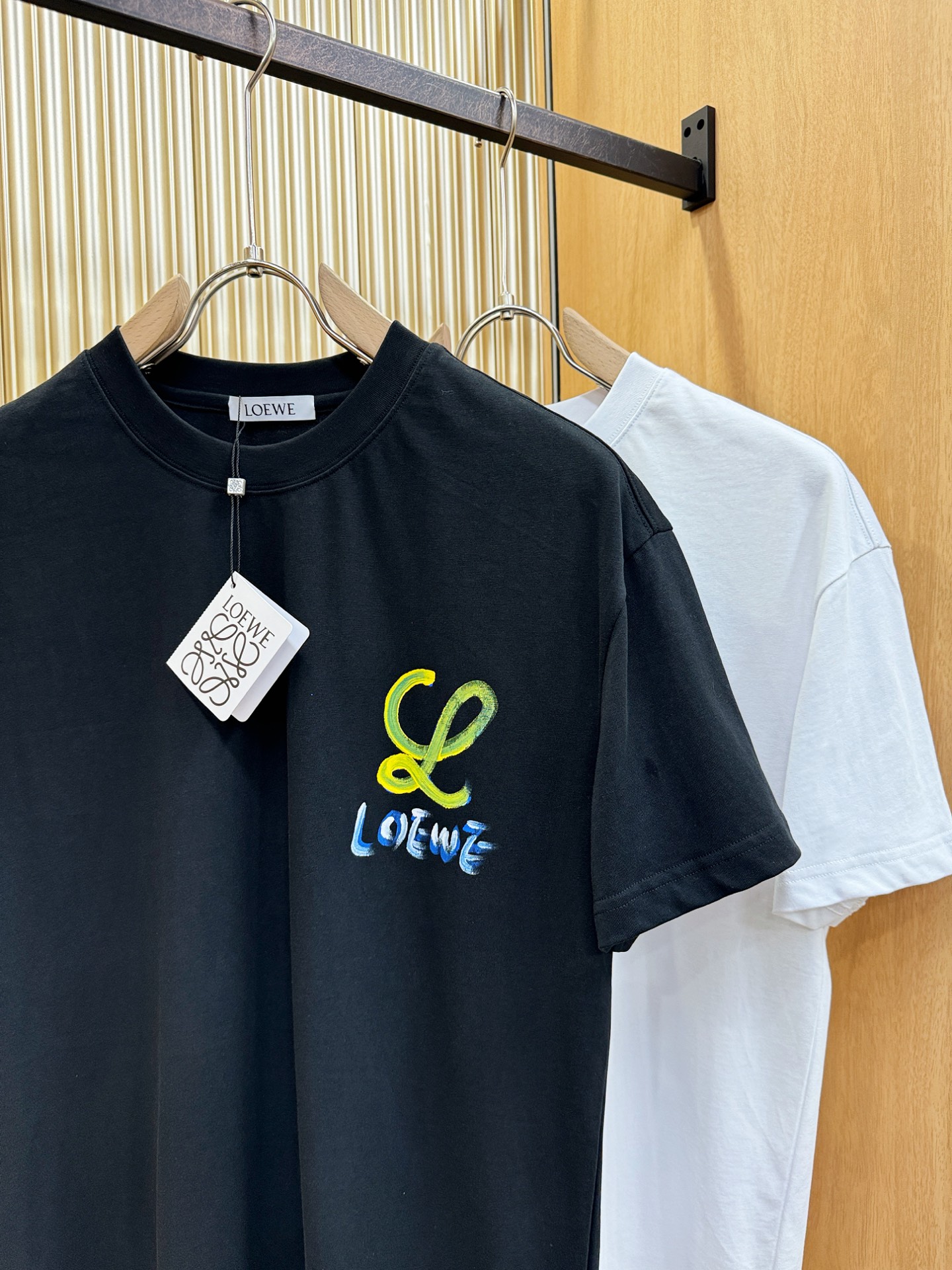 LOEWE罗意威 2026新款短袖T恤！走秀图案时尚休闲短袖T恤衫！设计logo设计！极具设计精选客供面