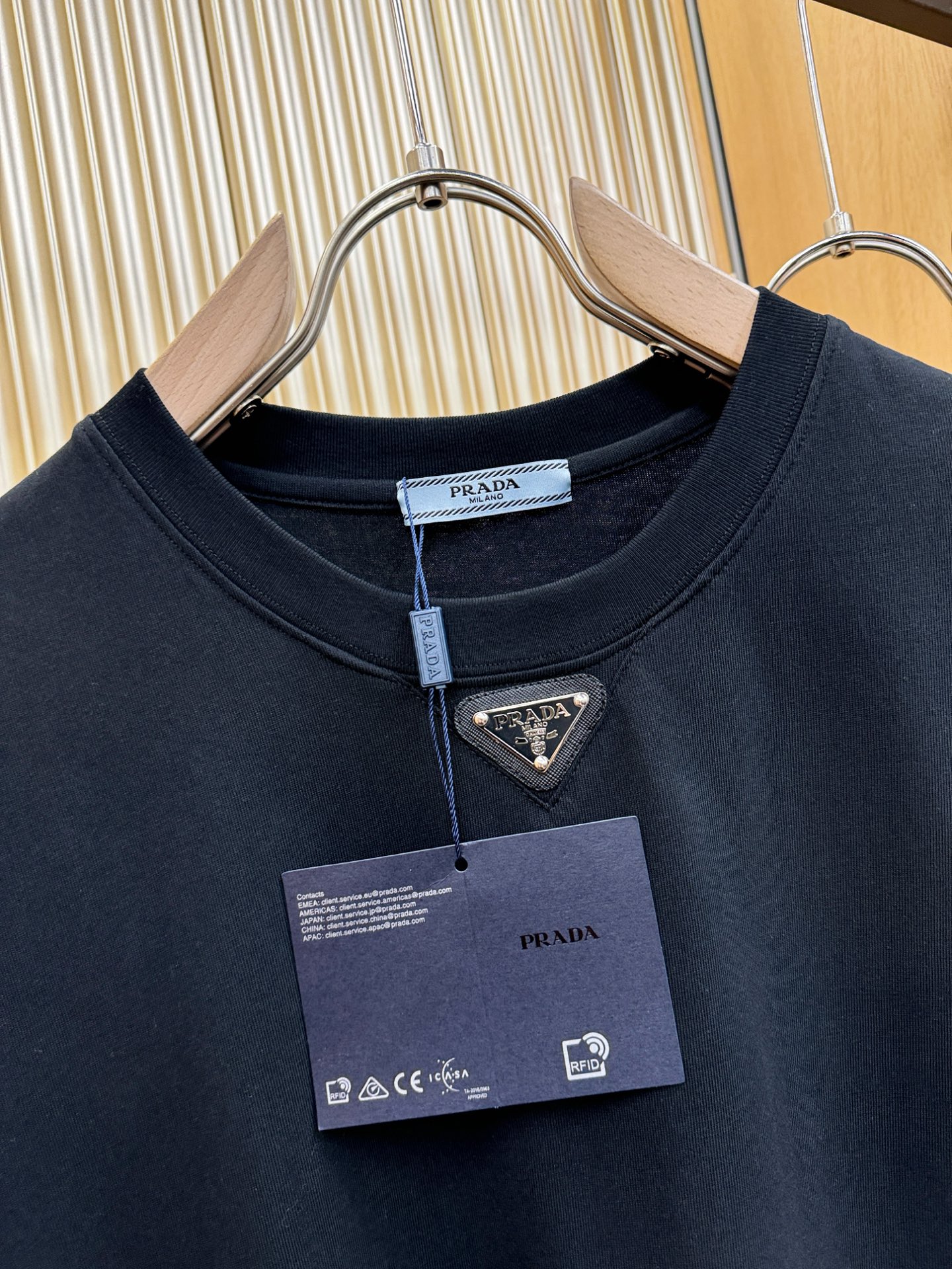 PRADA 普拉达 2026新款短袖T恤！走秀图案时尚休闲短袖T恤衫！设计logo设计！极具设计精选客供