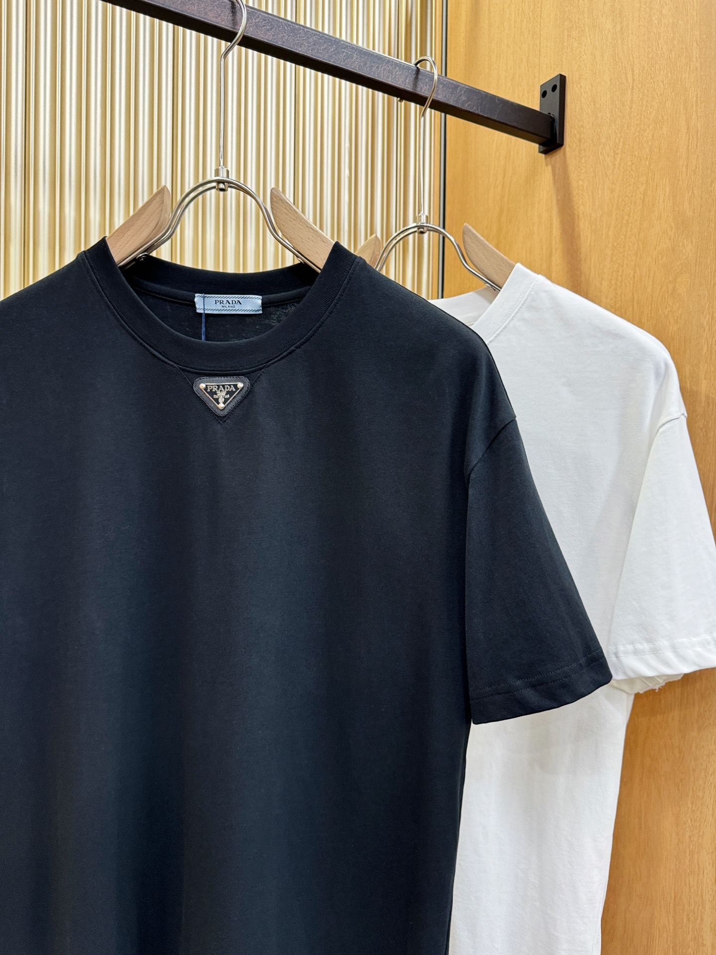 PRADA 普拉达 2026新款短袖T恤！走秀图案时尚休闲短袖T恤衫！设计logo设计！极具设计精选客供