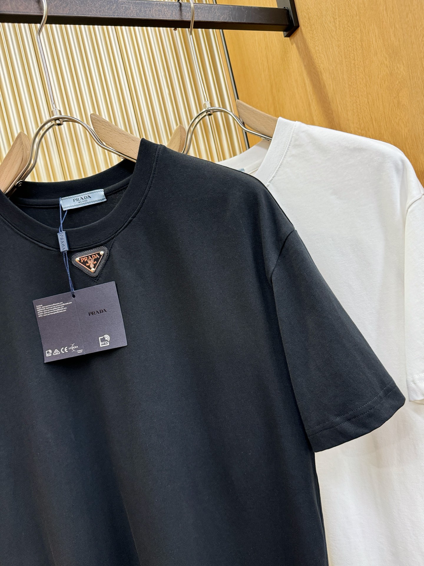 PRADA 普拉达 2026新款短袖T恤！走秀图案时尚休闲短袖T恤衫！设计logo设计！极具设计精选客供