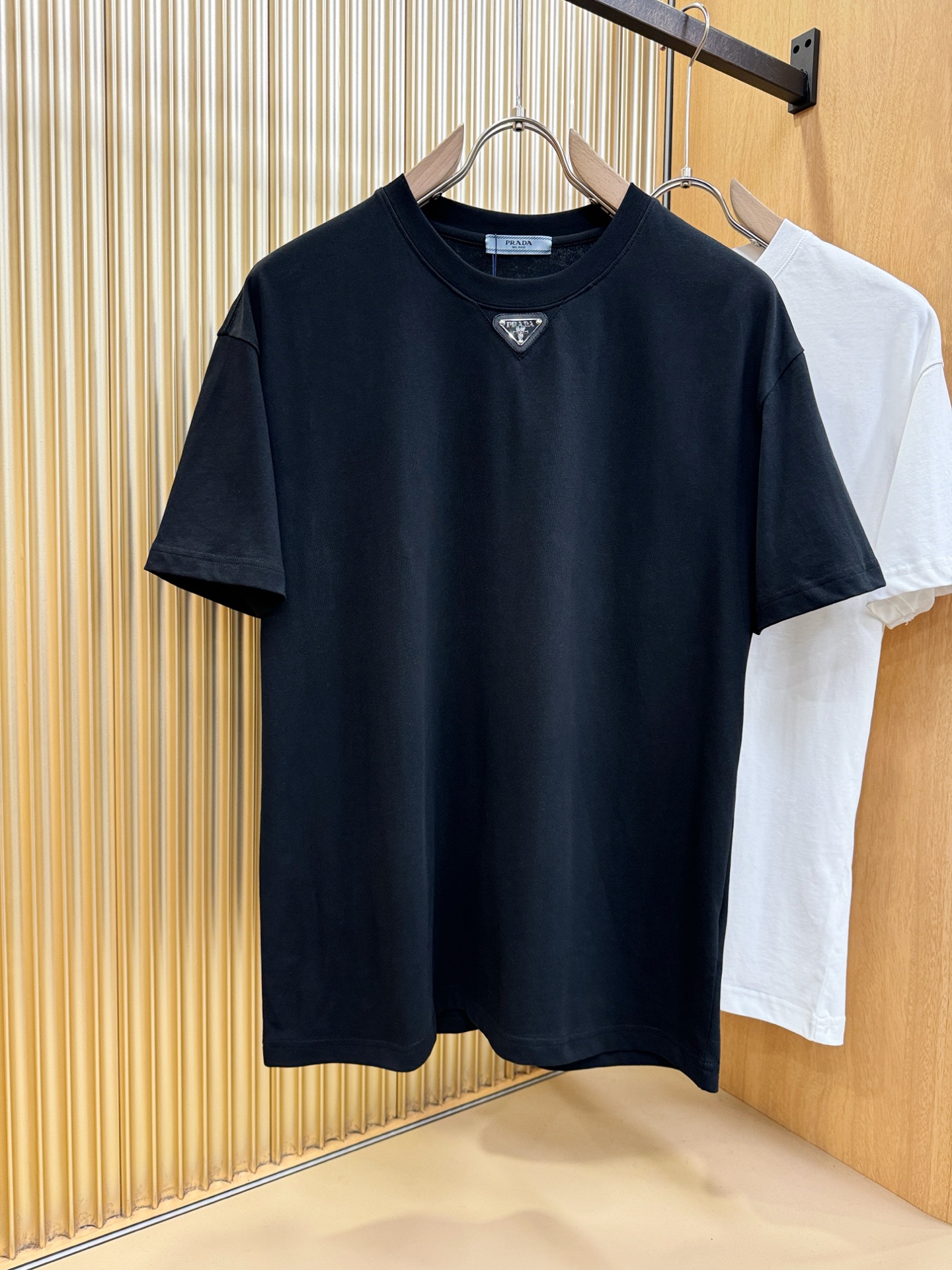 PRADA 普拉达 2026新款短袖T恤！走秀图案时尚休闲短袖T恤衫！设计logo设计！极具设计精选客供