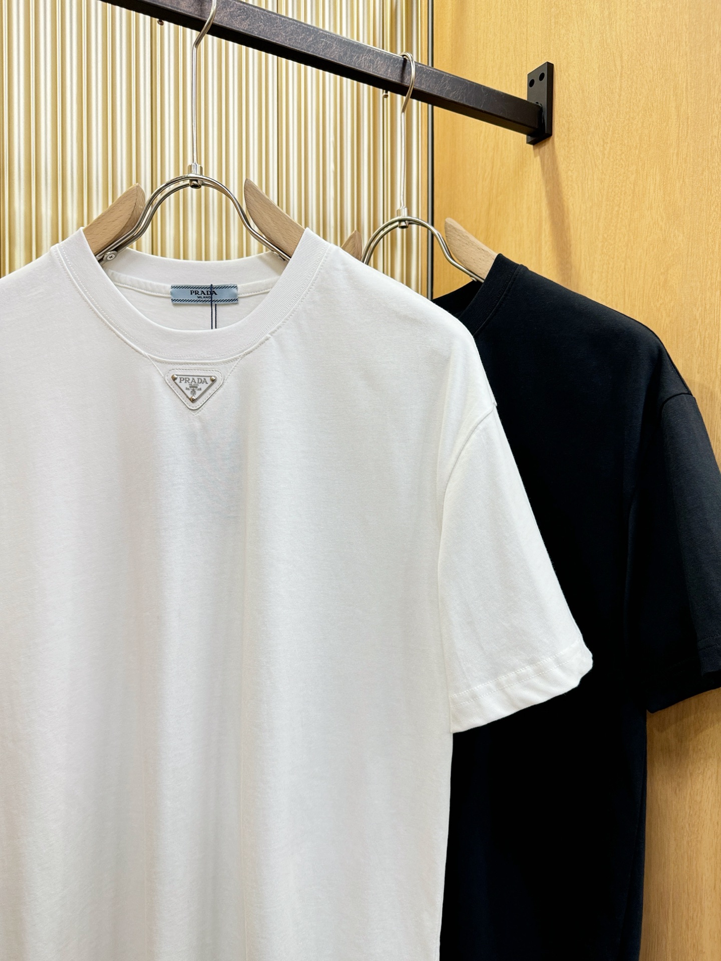 PRADA 普拉达 2026新款短袖T恤！走秀图案时尚休闲短袖T恤衫！设计logo设计！极具设计精选客供