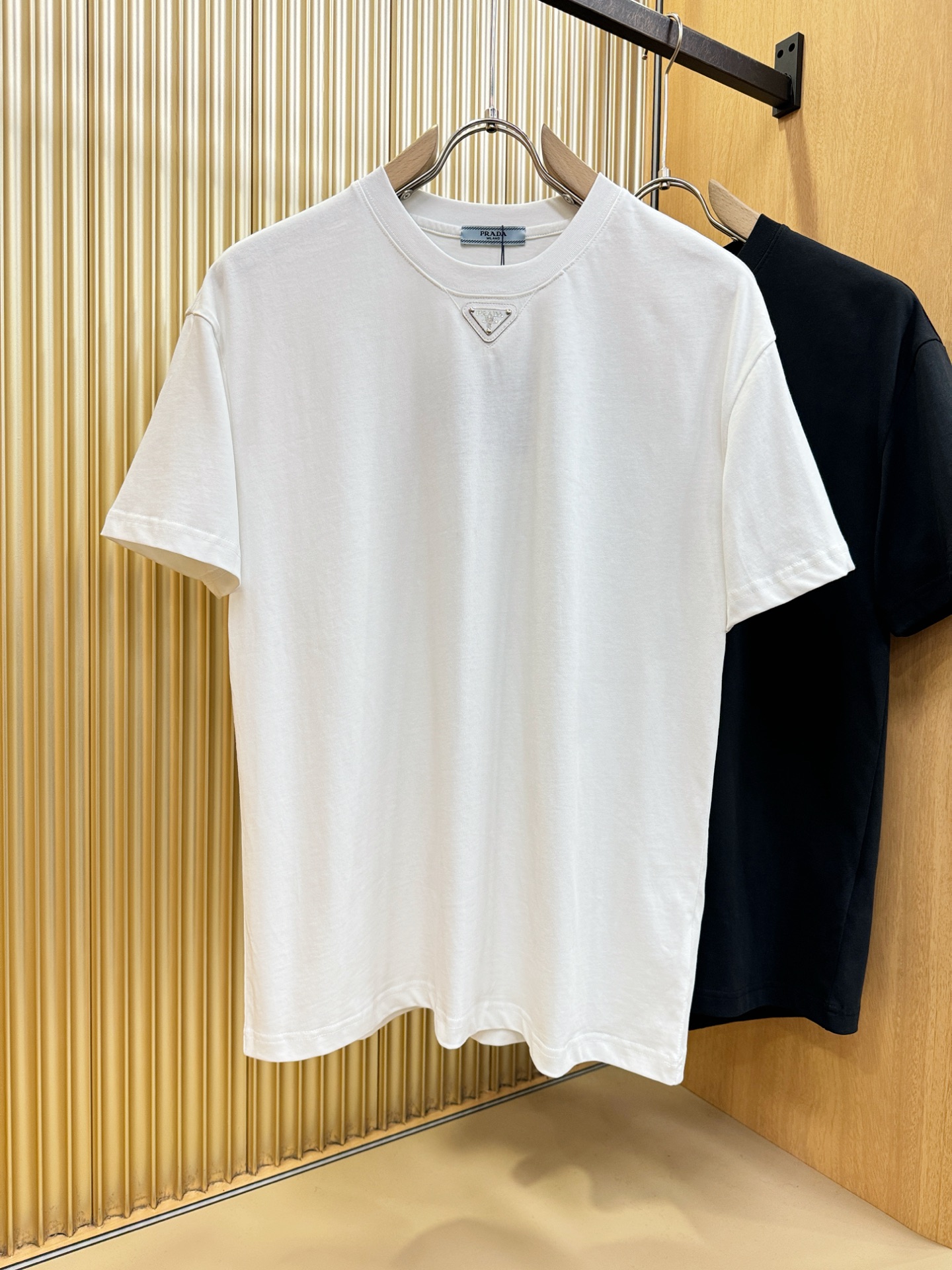 PRADA 普拉达 2026新款短袖T恤！走秀图案时尚休闲短袖T恤衫！设计logo设计！极具设计精选客供