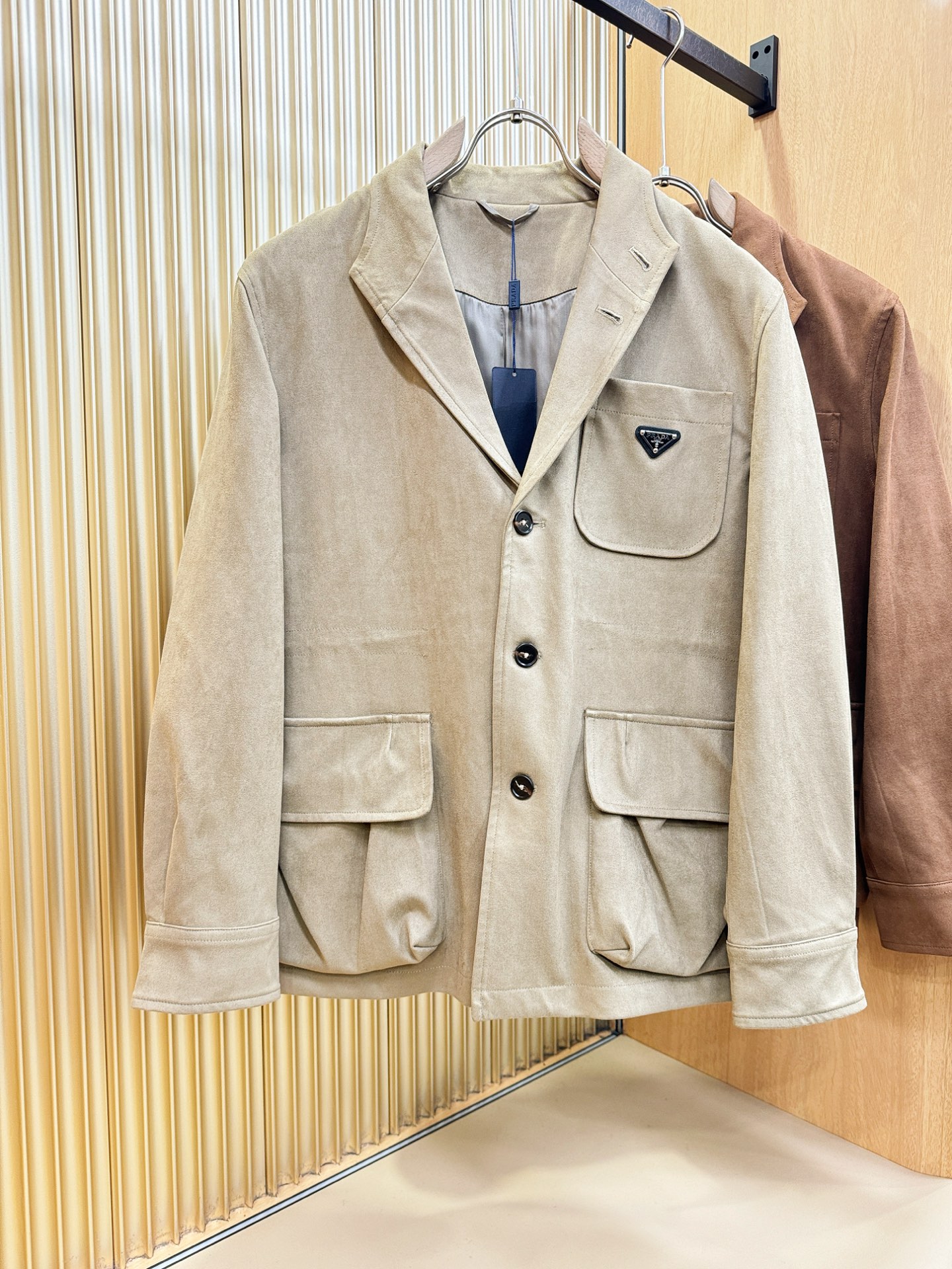 PRADA 普拉达 2025秋冬新款夹克外套 定制面料 设计造型增添了一份干练与精神，精心挑选的高品质配