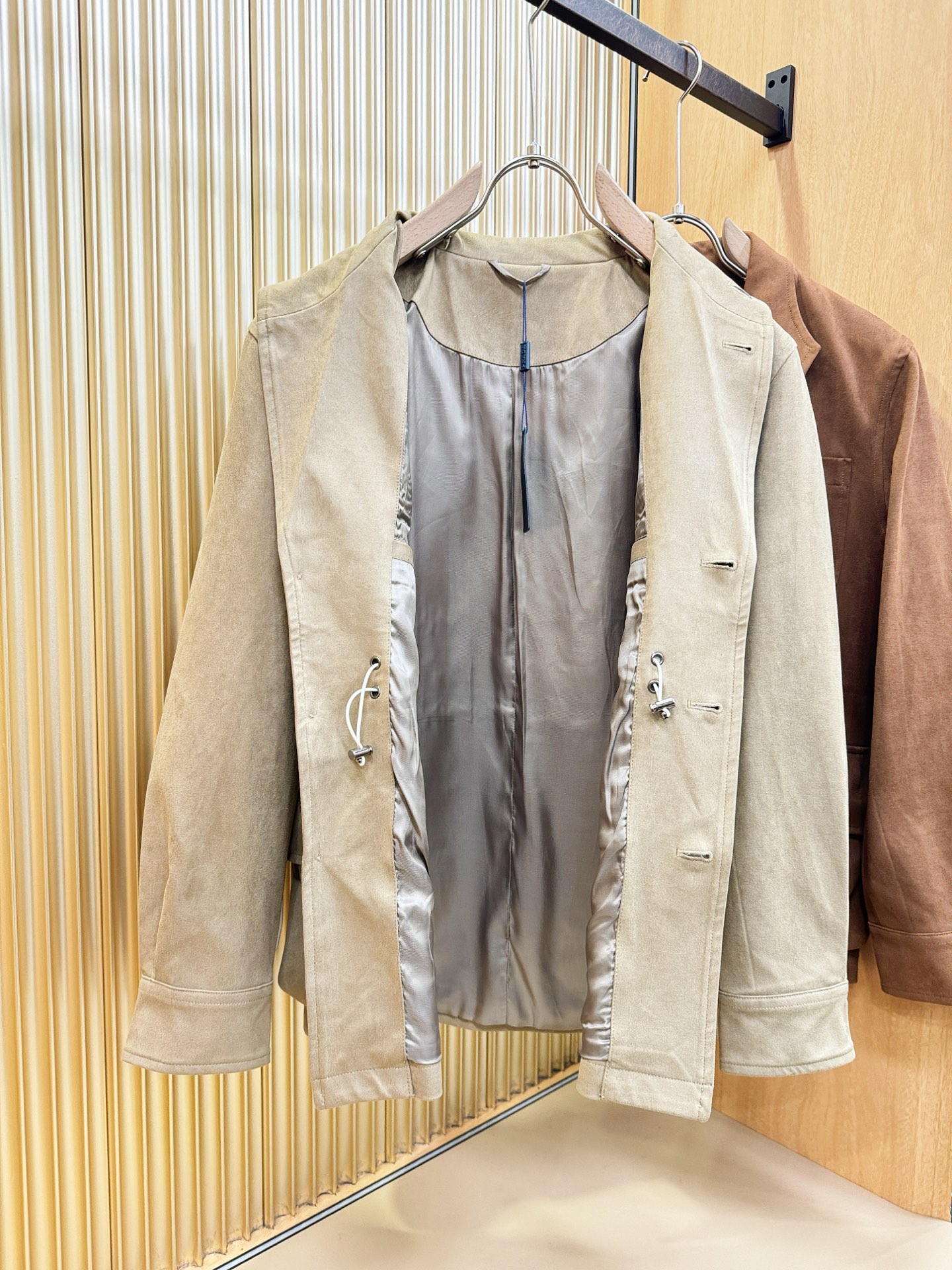 PRADA 普拉达 2025秋冬新款夹克外套 定制面料 设计造型增添了一份干练与精神，精心挑选的高品质配