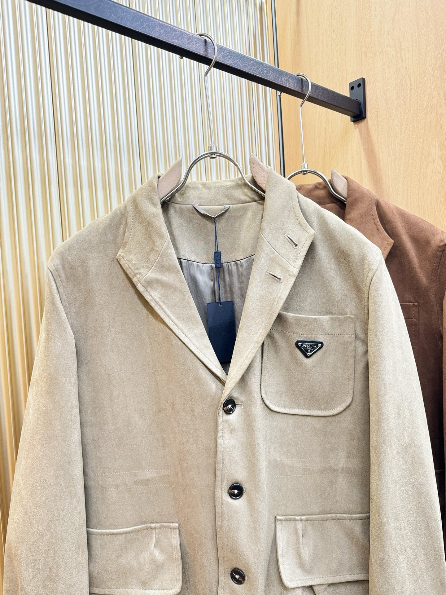 PRADA 普拉达 2025秋冬新款夹克外套 定制面料 设计造型增添了一份干练与精神，精心挑选的高品质配