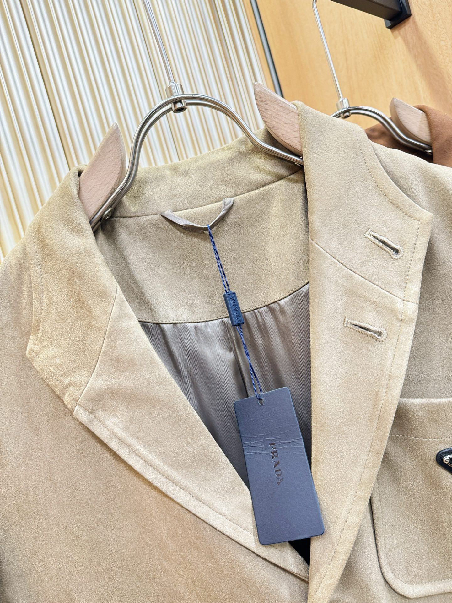 PRADA 普拉达 2025秋冬新款夹克外套 定制面料 设计造型增添了一份干练与精神，精心挑选的高品质配