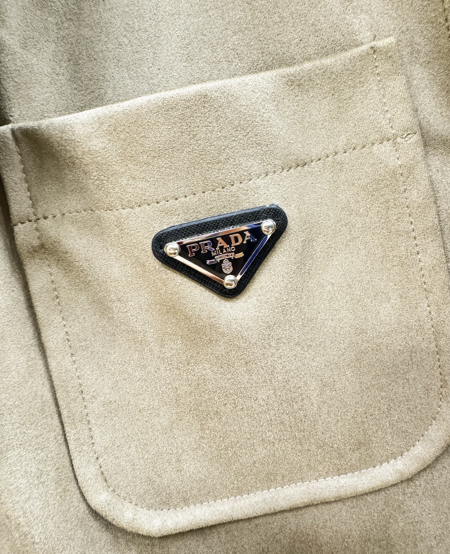 PRADA 普拉达 2025秋冬新款夹克外套 定制面料 设计造型增添了一份干练与精神，精心挑选的高品质配