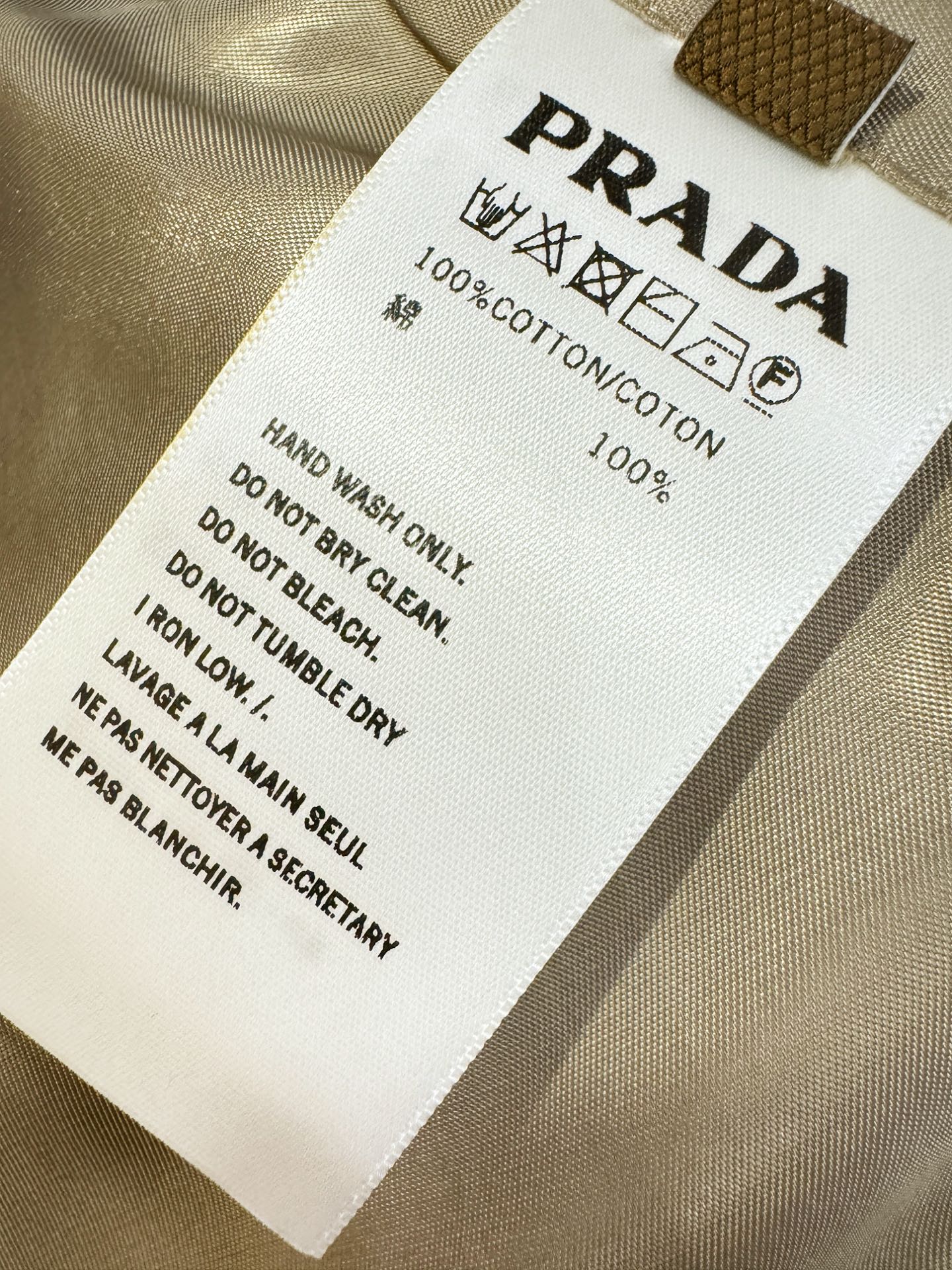 PRADA 普拉达 2025秋冬新款夹克外套 定制面料 设计造型增添了一份干练与精神，精心挑选的高品质配