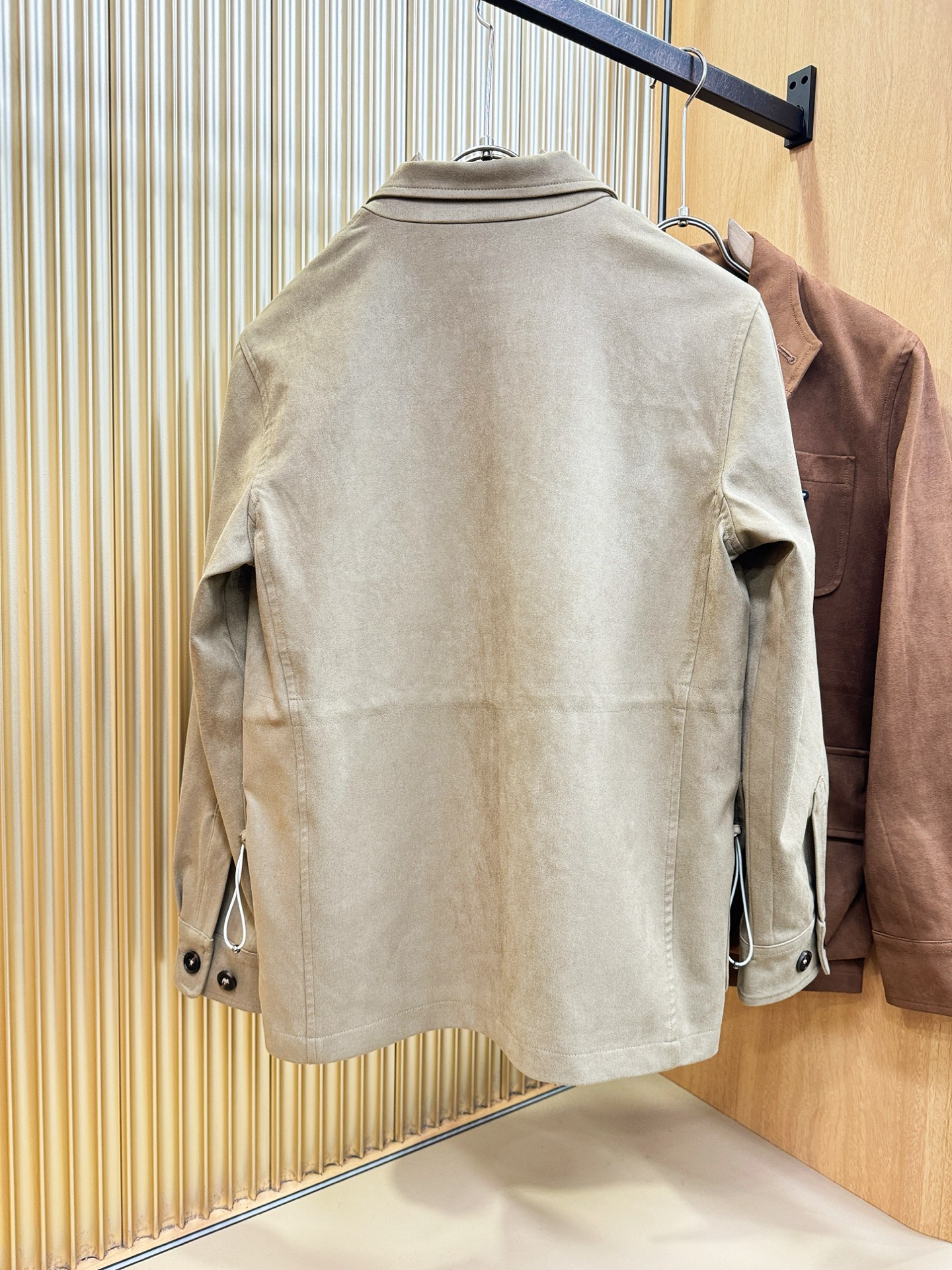 PRADA 普拉达 2025秋冬新款夹克外套 定制面料 设计造型增添了一份干练与精神，精心挑选的高品质配