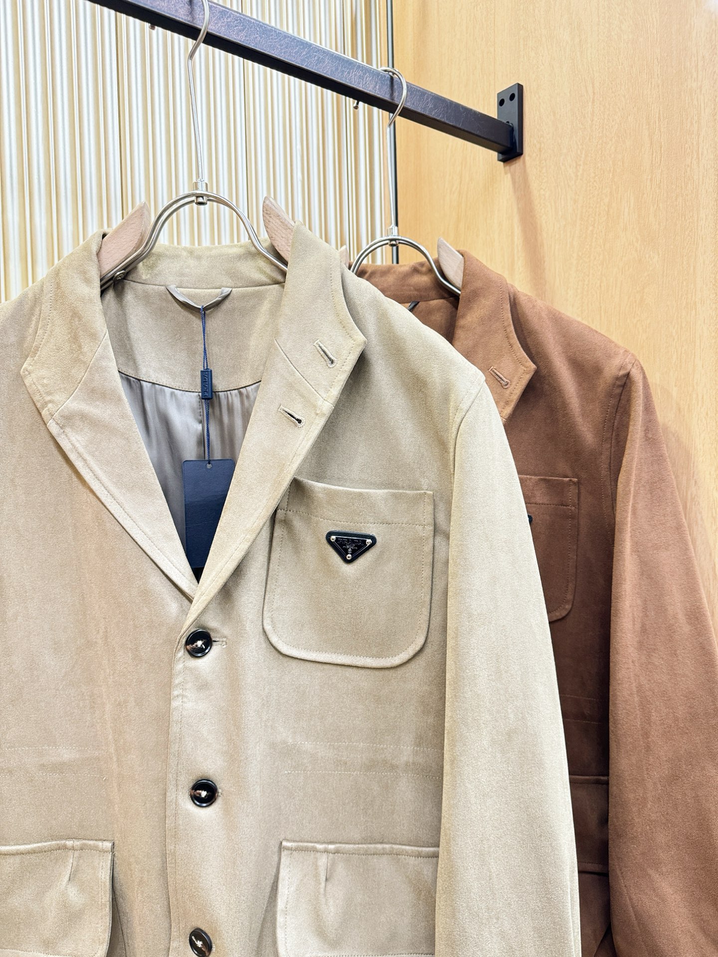 PRADA 普拉达 2025秋冬新款夹克外套 定制面料 设计造型增添了一份干练与精神，精心挑选的高品质配