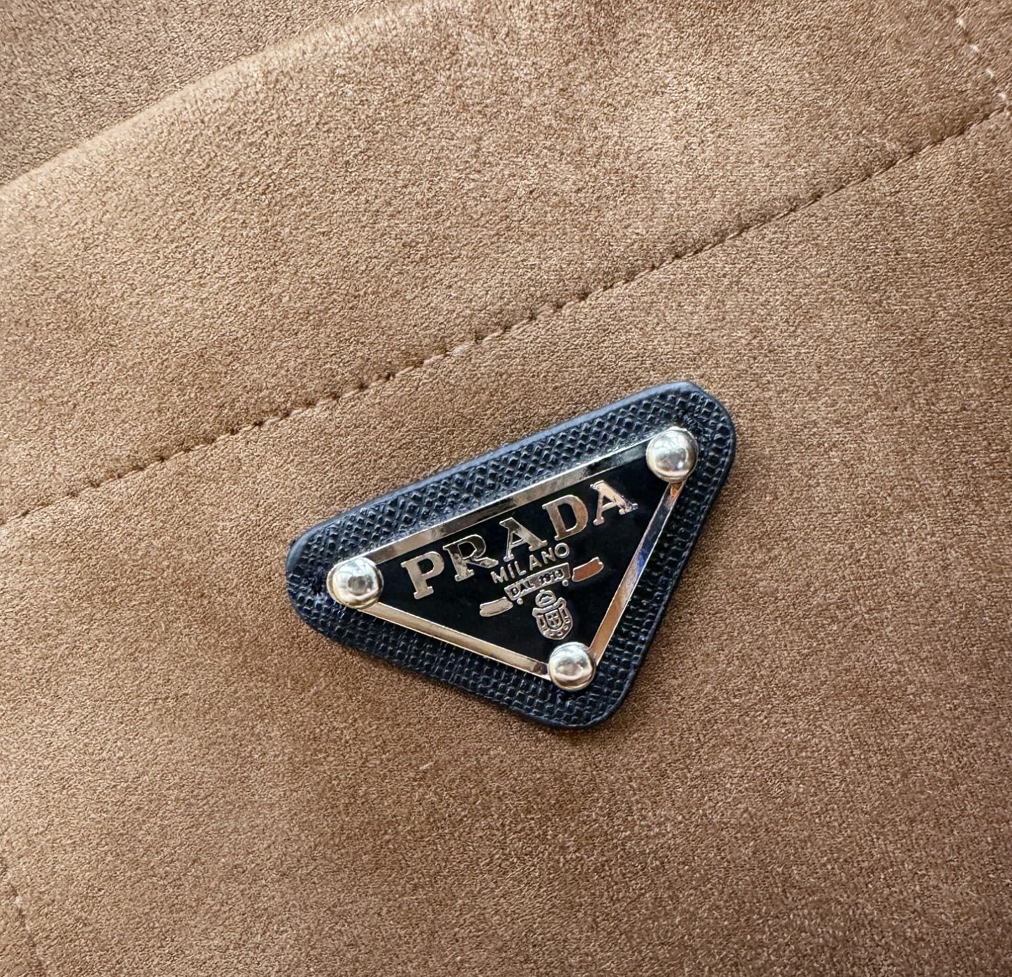 PRADA 普拉达 2025秋冬新款夹克外套 定制面料 设计造型增添了一份干练与精神，精心挑选的高品质配