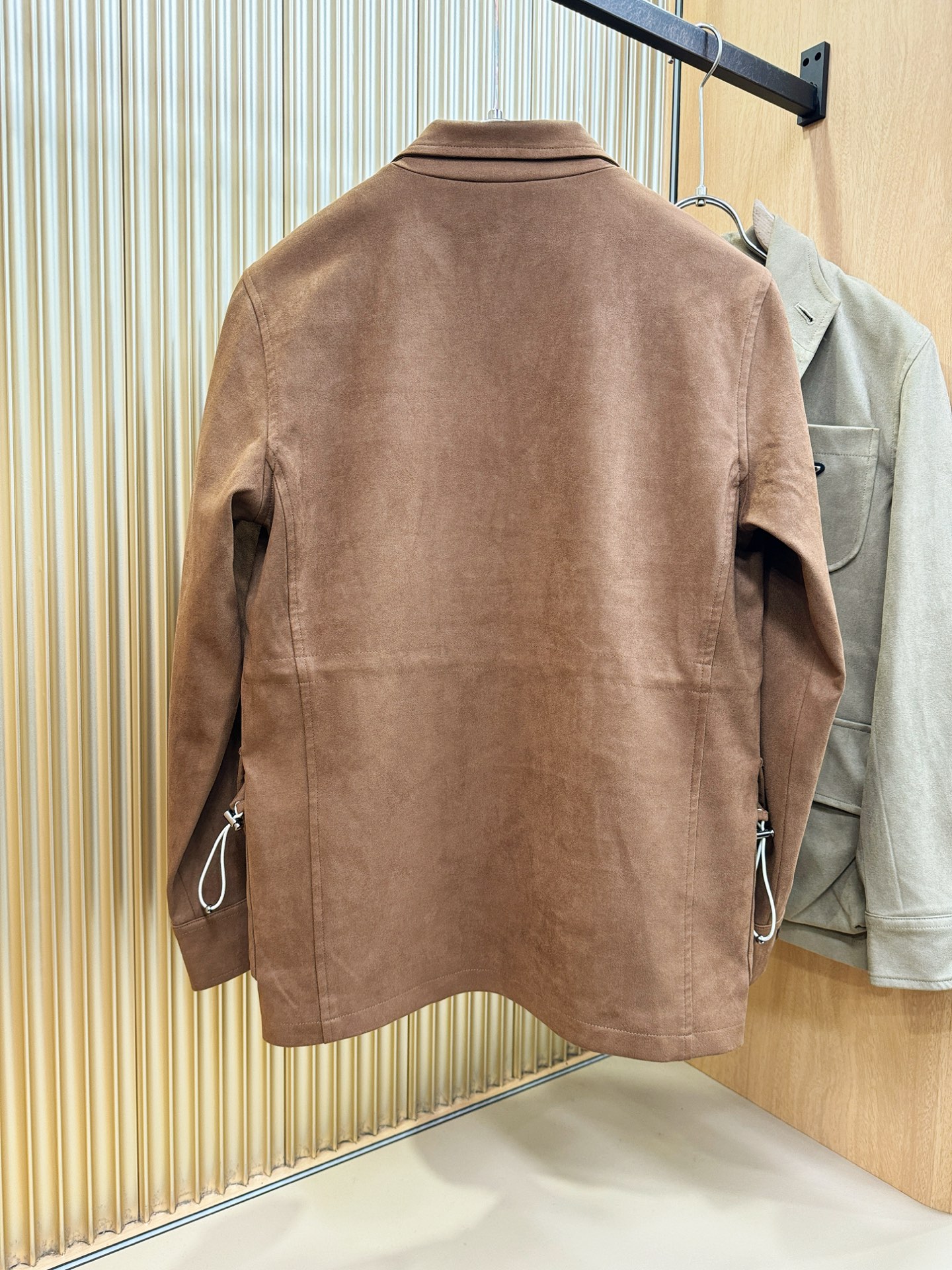 PRADA 普拉达 2025秋冬新款夹克外套 定制面料 设计造型增添了一份干练与精神，精心挑选的高品质配