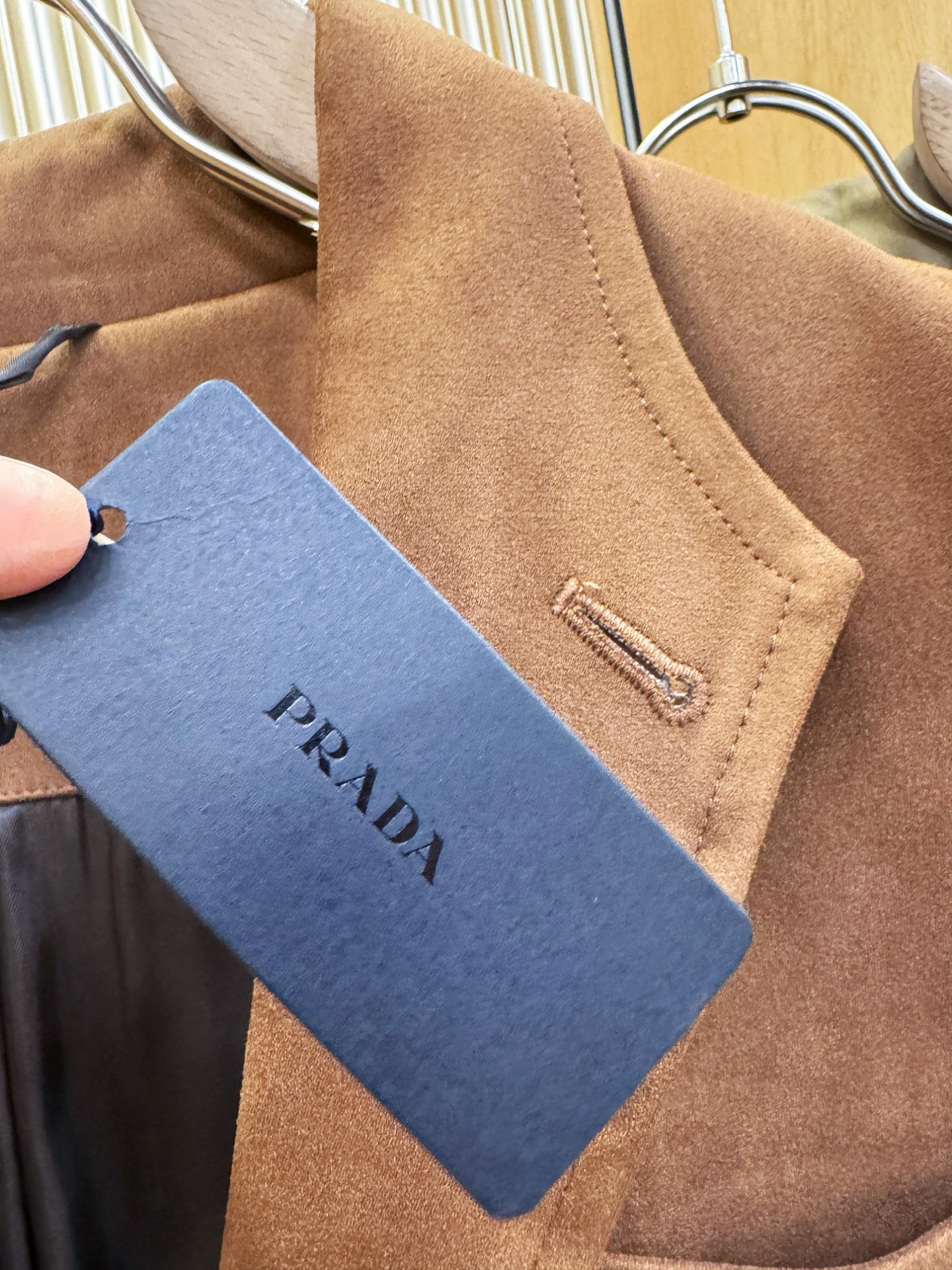 PRADA 普拉达 2025秋冬新款夹克外套 定制面料 设计造型增添了一份干练与精神，精心挑选的高品质配