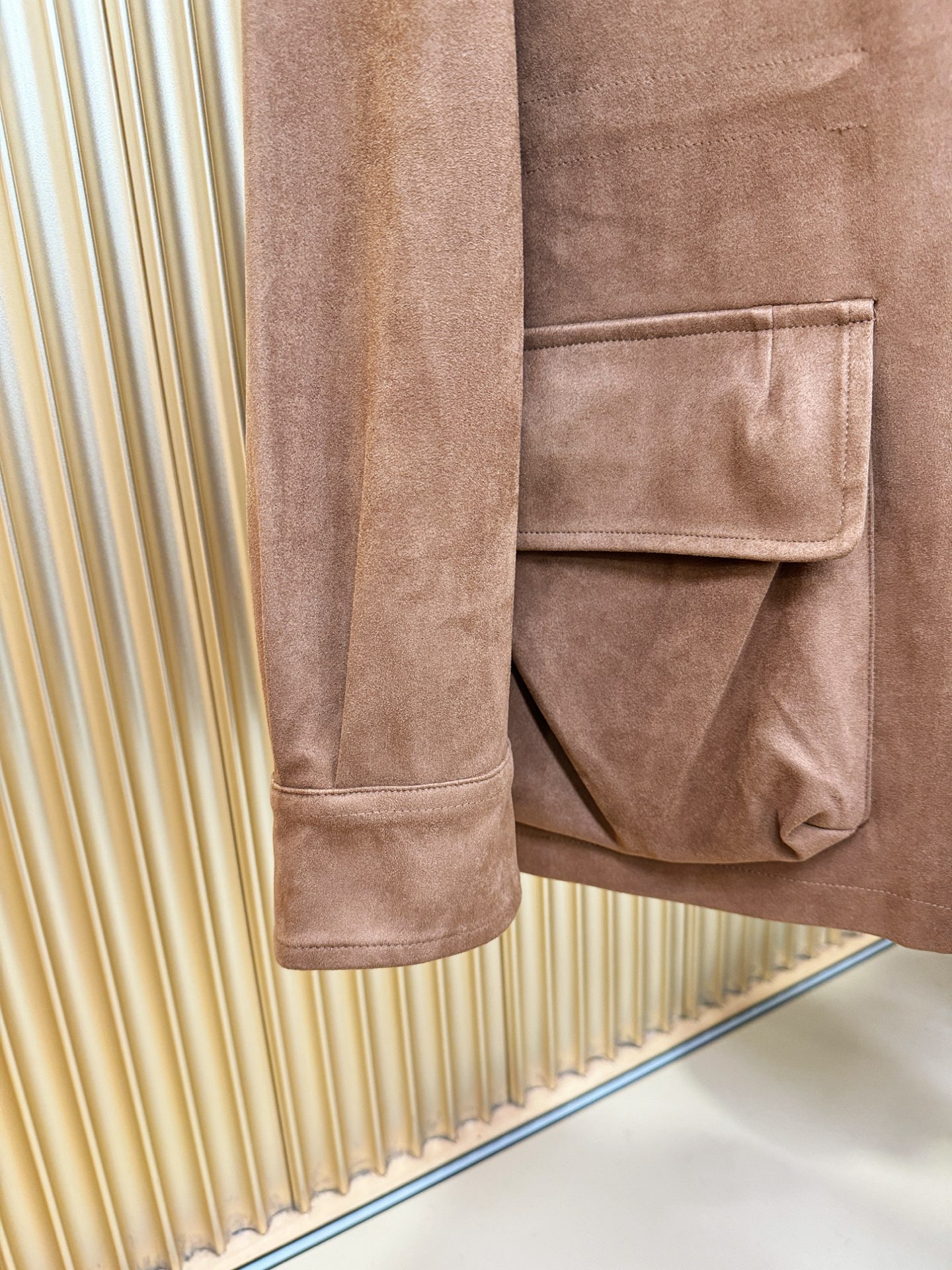 PRADA 普拉达 2025秋冬新款夹克外套 定制面料 设计造型增添了一份干练与精神，精心挑选的高品质配