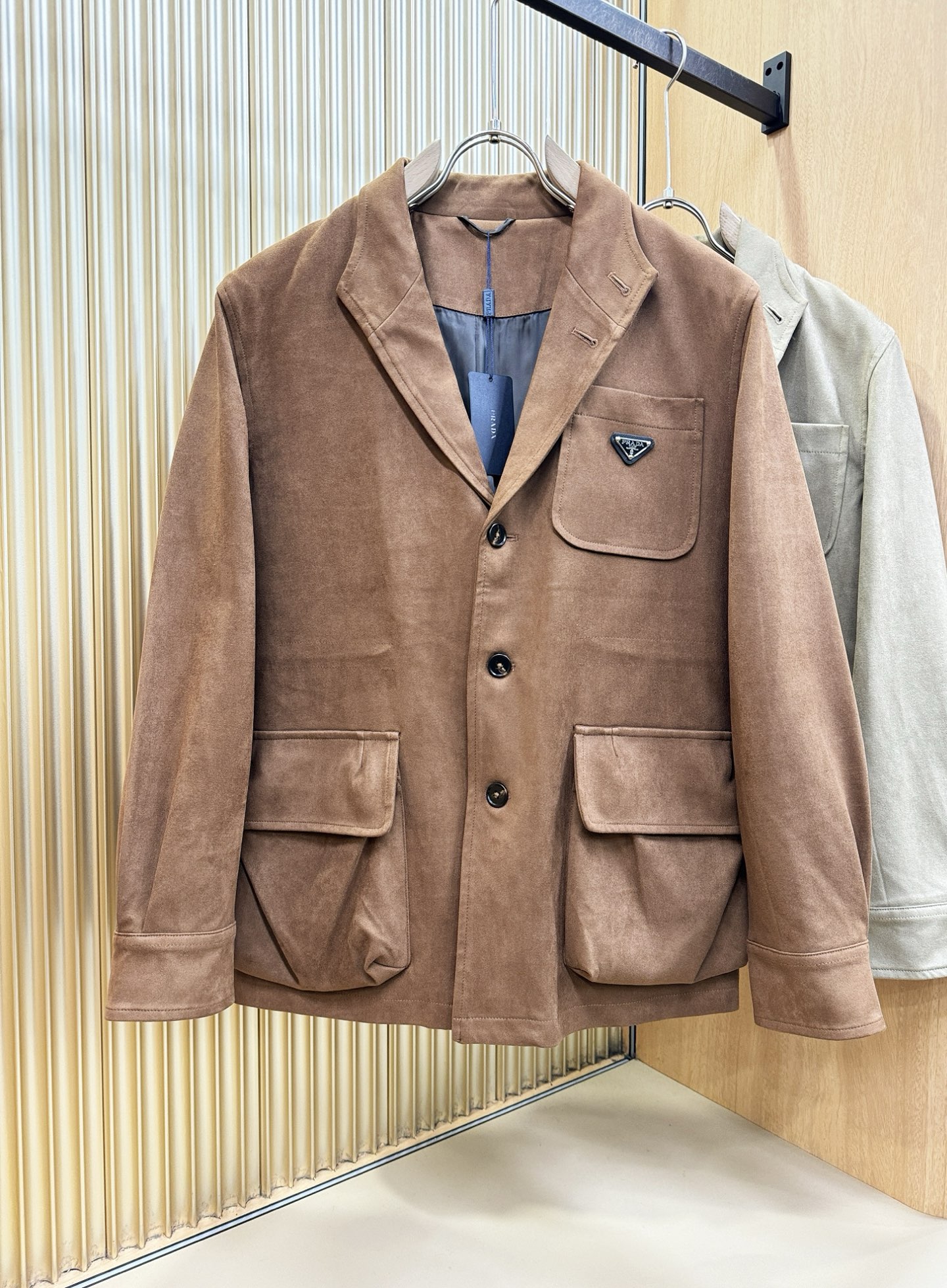 PRADA 普拉达 2025秋冬新款夹克外套 定制面料 设计造型增添了一份干练与精神，精心挑选的高品质配