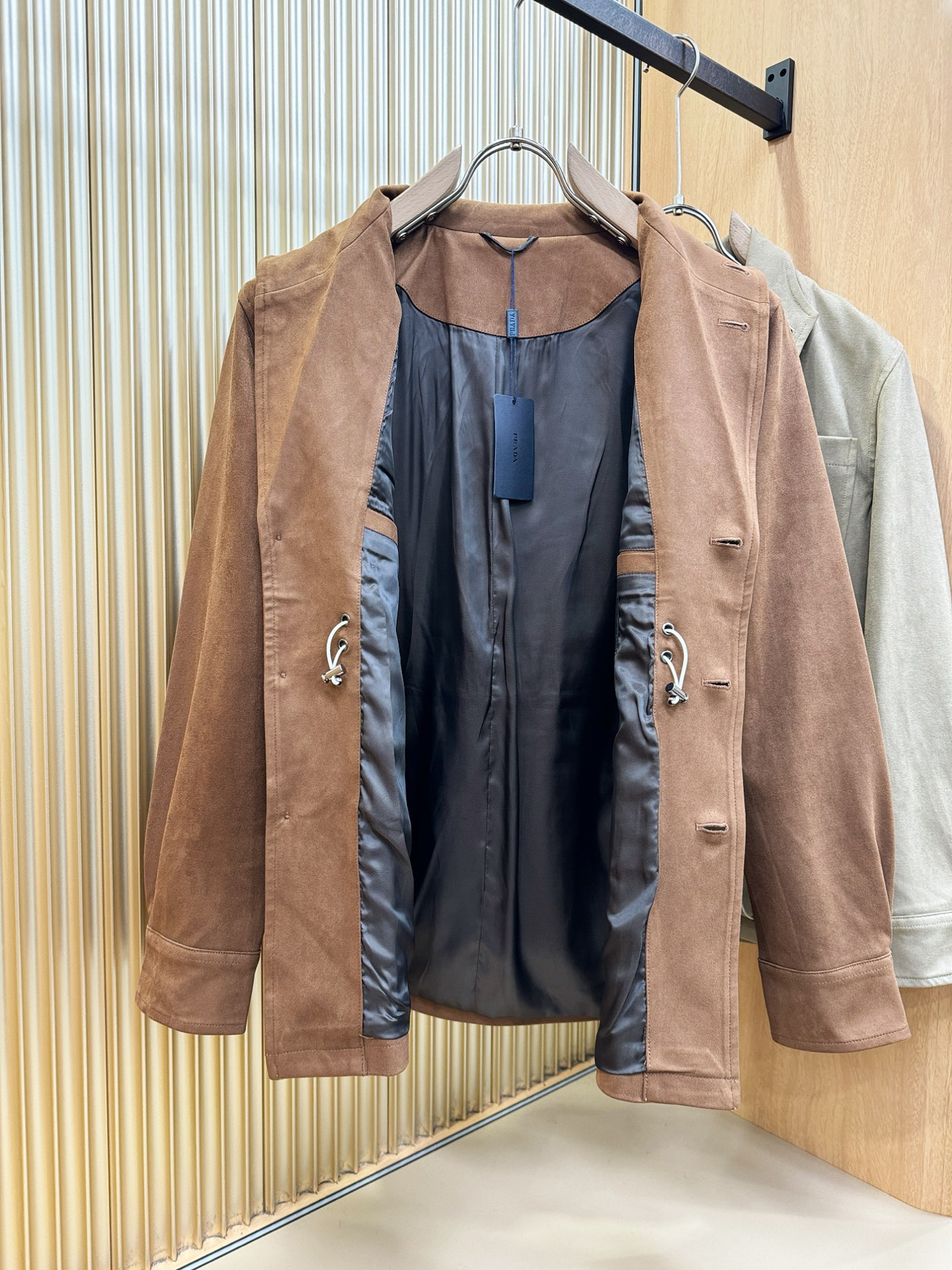 PRADA 普拉达 2025秋冬新款夹克外套 定制面料 设计造型增添了一份干练与精神，精心挑选的高品质配