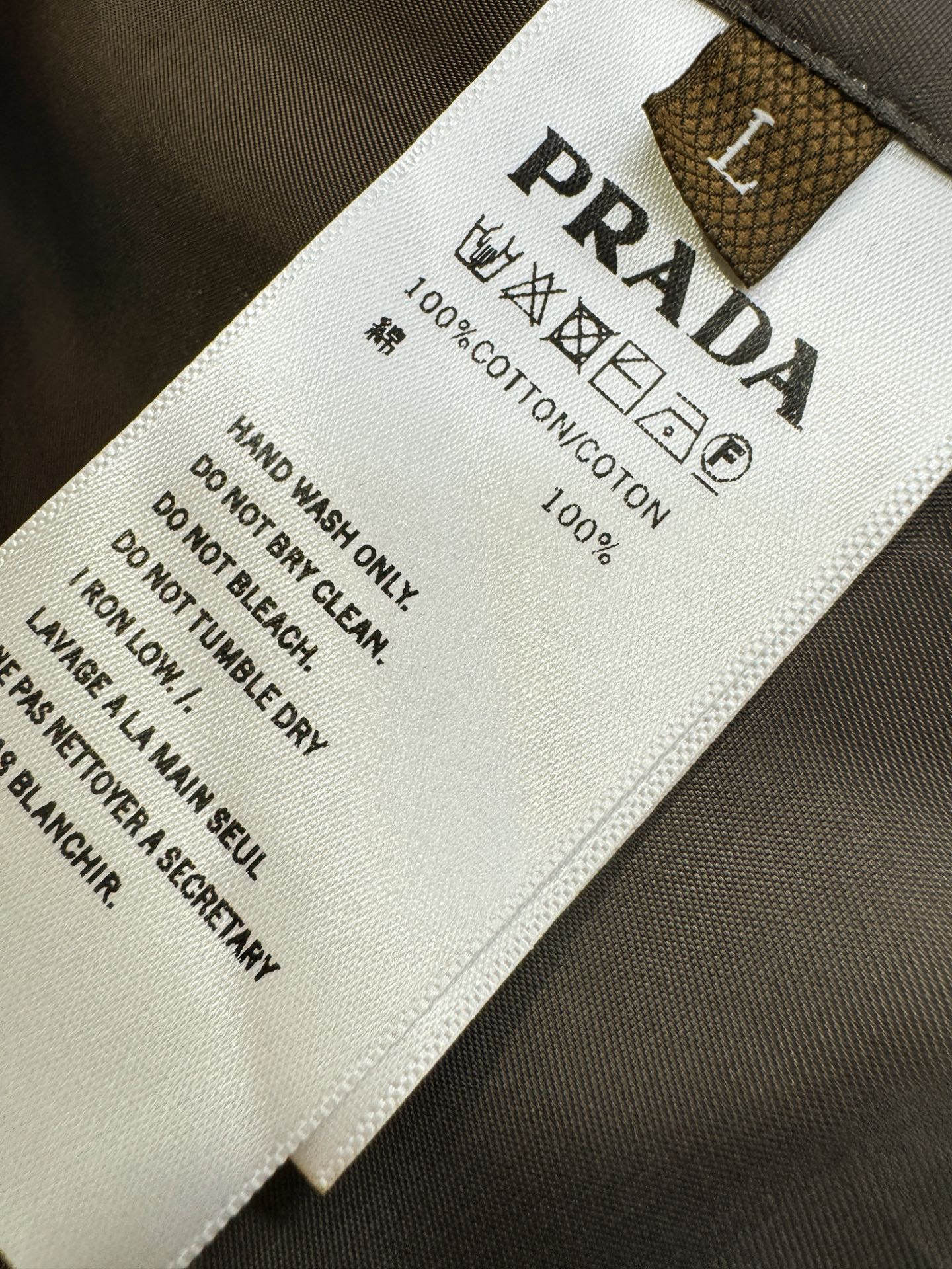 PRADA 普拉达 2025秋冬新款夹克外套 定制面料 设计造型增添了一份干练与精神，精心挑选的高品质配