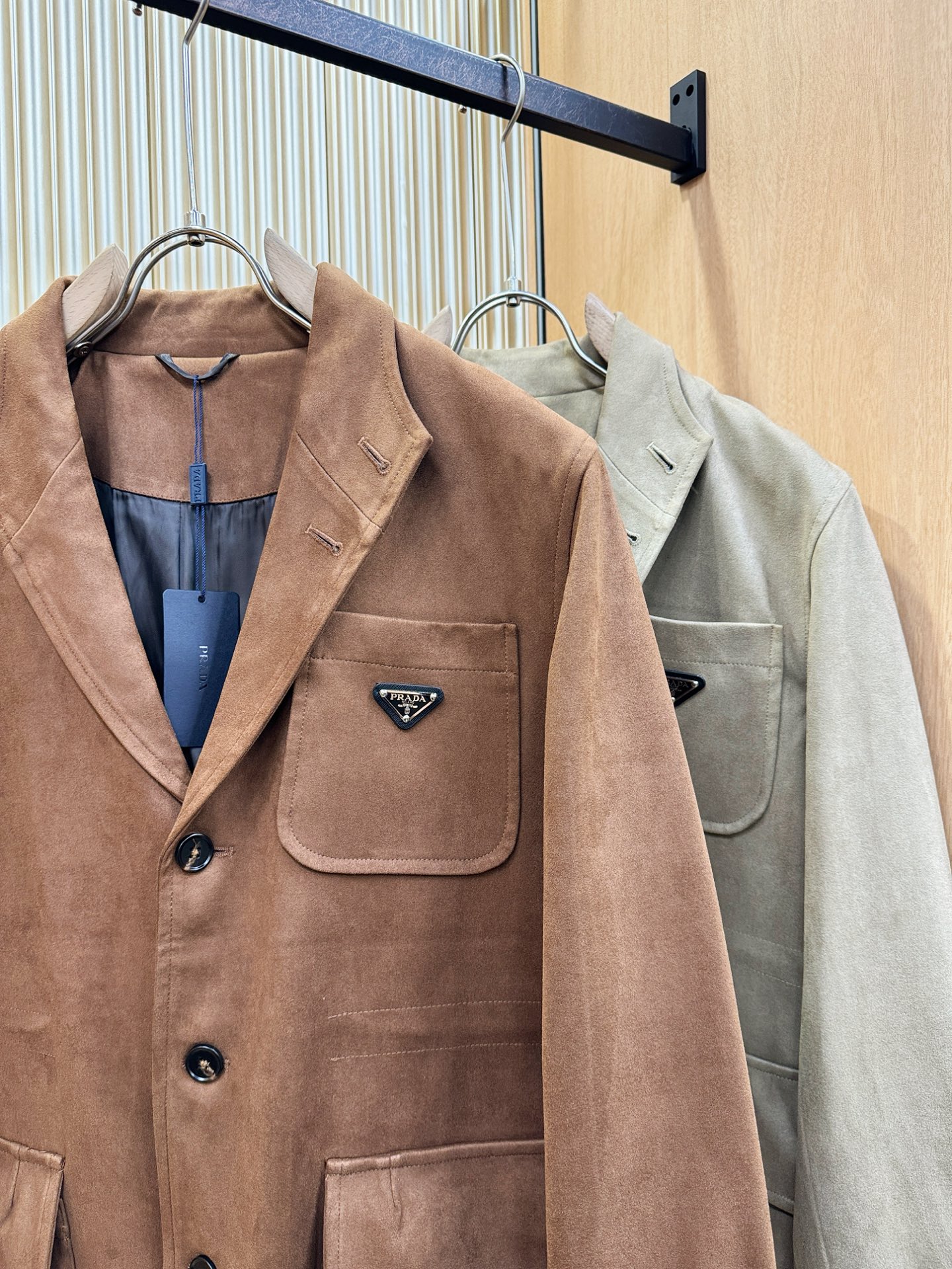 PRADA 普拉达 2025秋冬新款夹克外套 定制面料 设计造型增添了一份干练与精神，精心挑选的高品质配