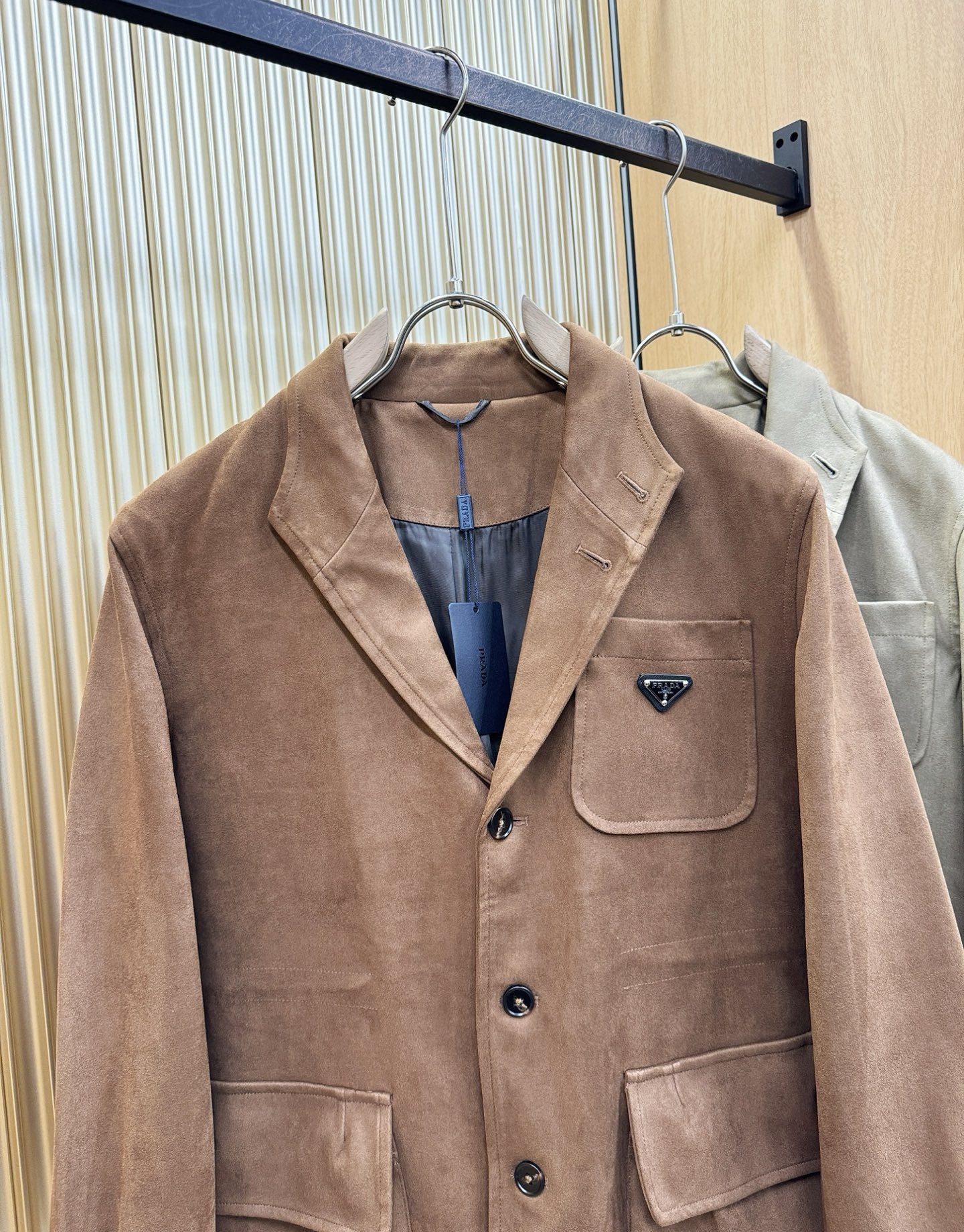 PRADA 普拉达 2025秋冬新款夹克外套 定制面料 设计造型增添了一份干练与精神，精心挑选的高品质配