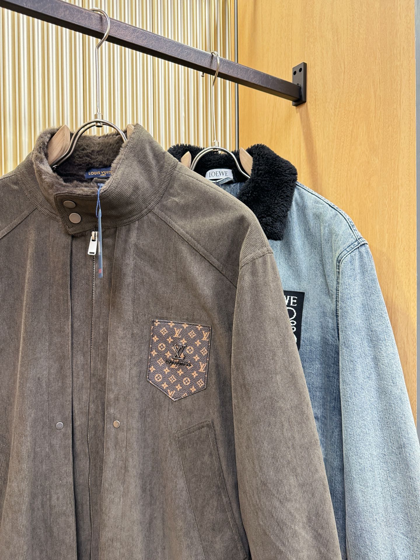 LV路易威登 新品男女同款加绒加厚牛仔外套，时装圈人气极为火热的单品，是时尚大咖们最炙手可热扭造型的必入