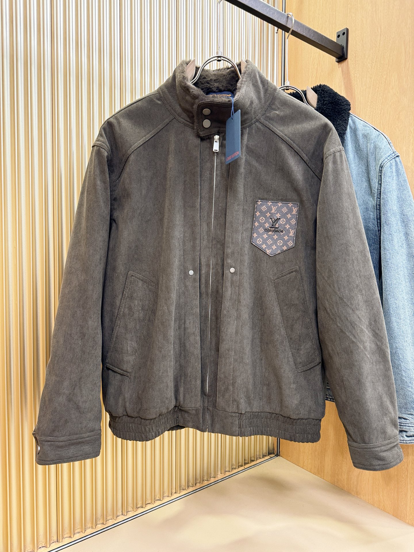 LV路易威登 新品男女同款加绒加厚牛仔外套，时装圈人气极为火热的单品，是时尚大咖们最炙手可热扭造型的必入