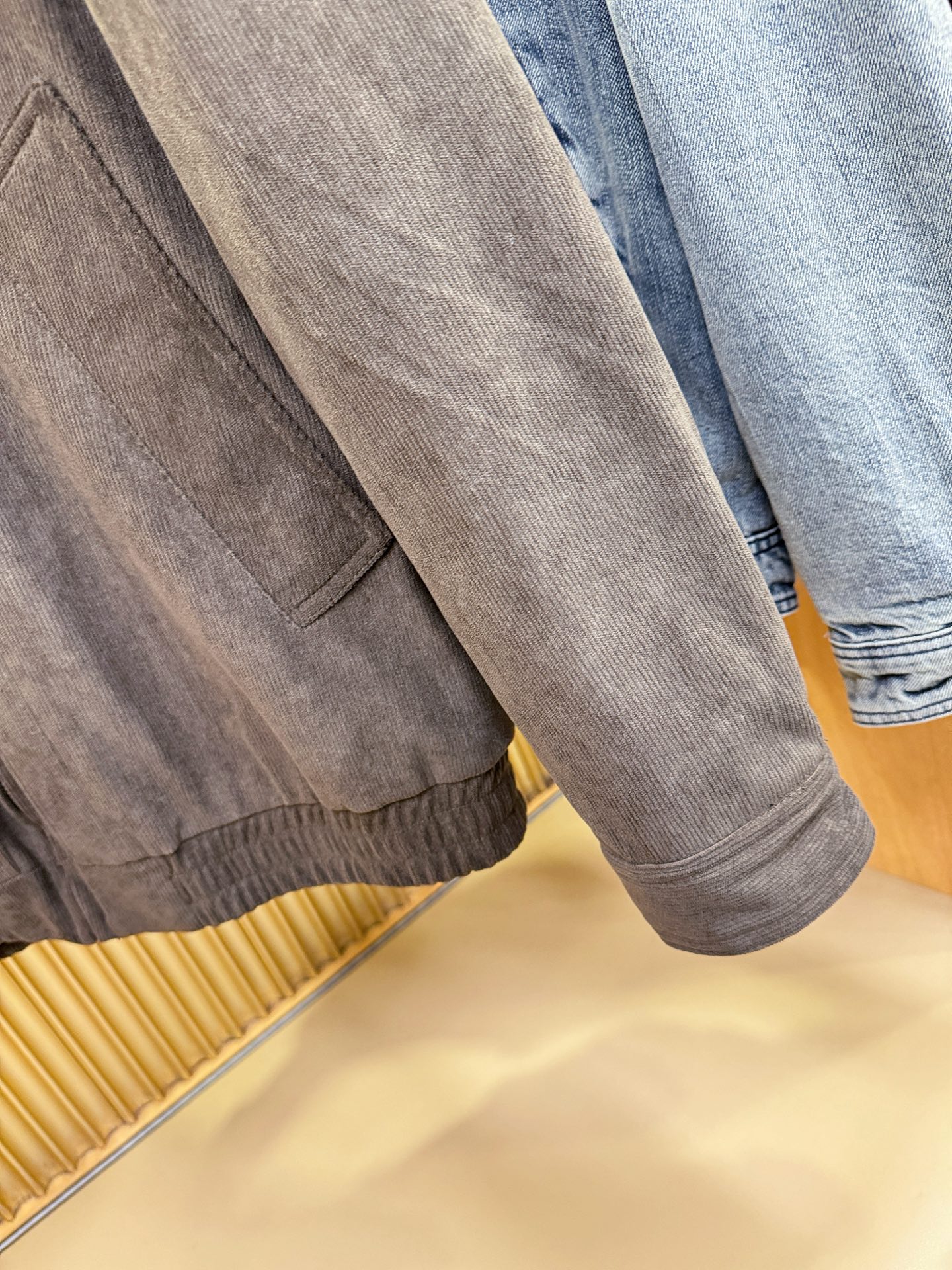 LV路易威登 新品男女同款加绒加厚牛仔外套，时装圈人气极为火热的单品，是时尚大咖们最炙手可热扭造型的必入