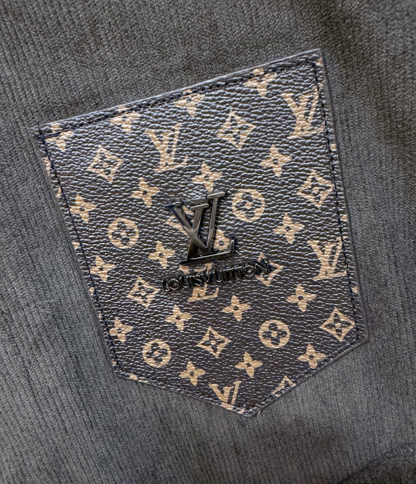 LV路易威登 新品男女同款加绒加厚牛仔外套，时装圈人气极为火热的单品，是时尚大咖们最炙手可热扭造型的必入