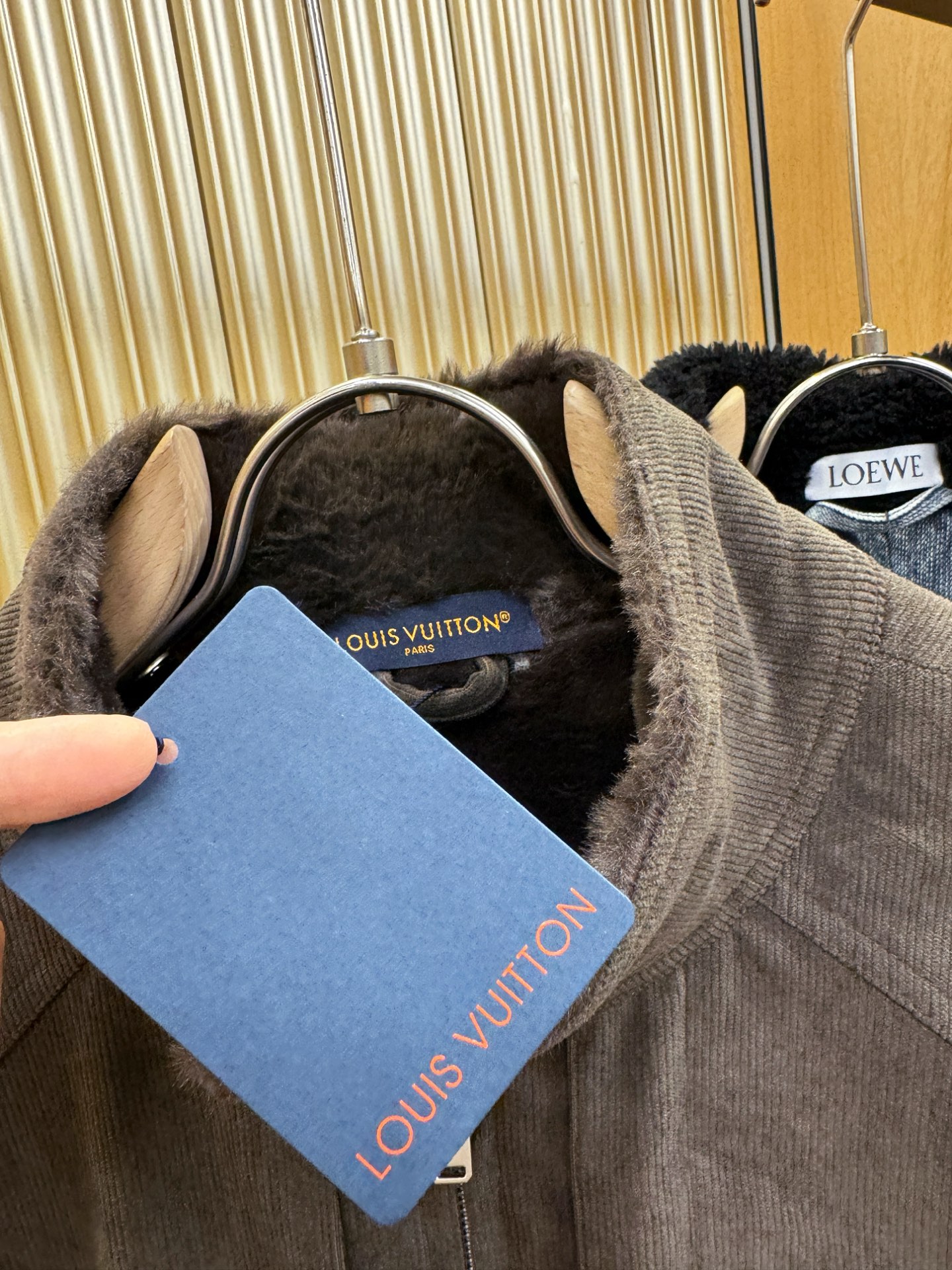 LV路易威登 新品男女同款加绒加厚牛仔外套，时装圈人气极为火热的单品，是时尚大咖们最炙手可热扭造型的必入