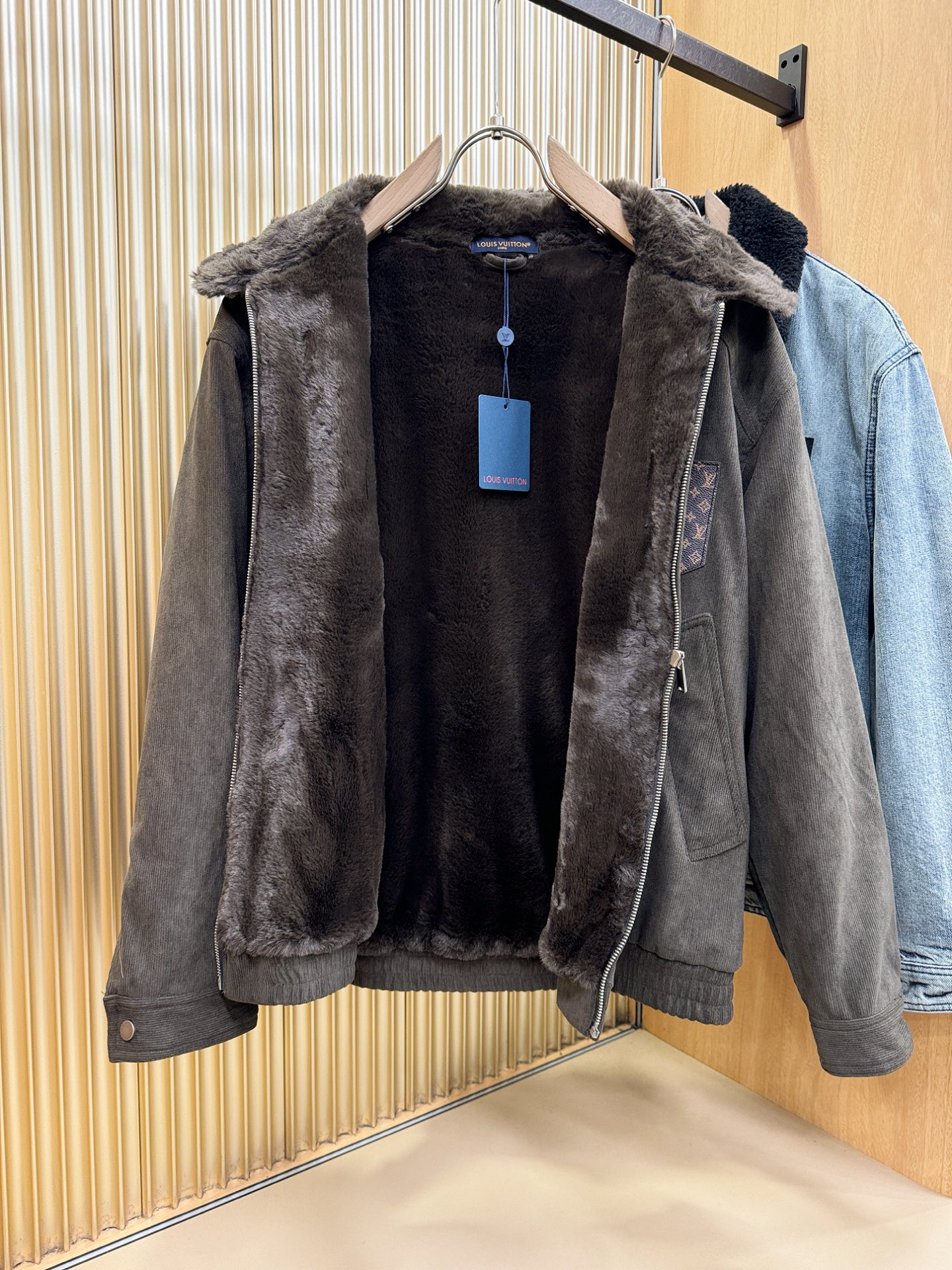 LV路易威登 新品男女同款加绒加厚牛仔外套，时装圈人气极为火热的单品，是时尚大咖们最炙手可热扭造型的必入