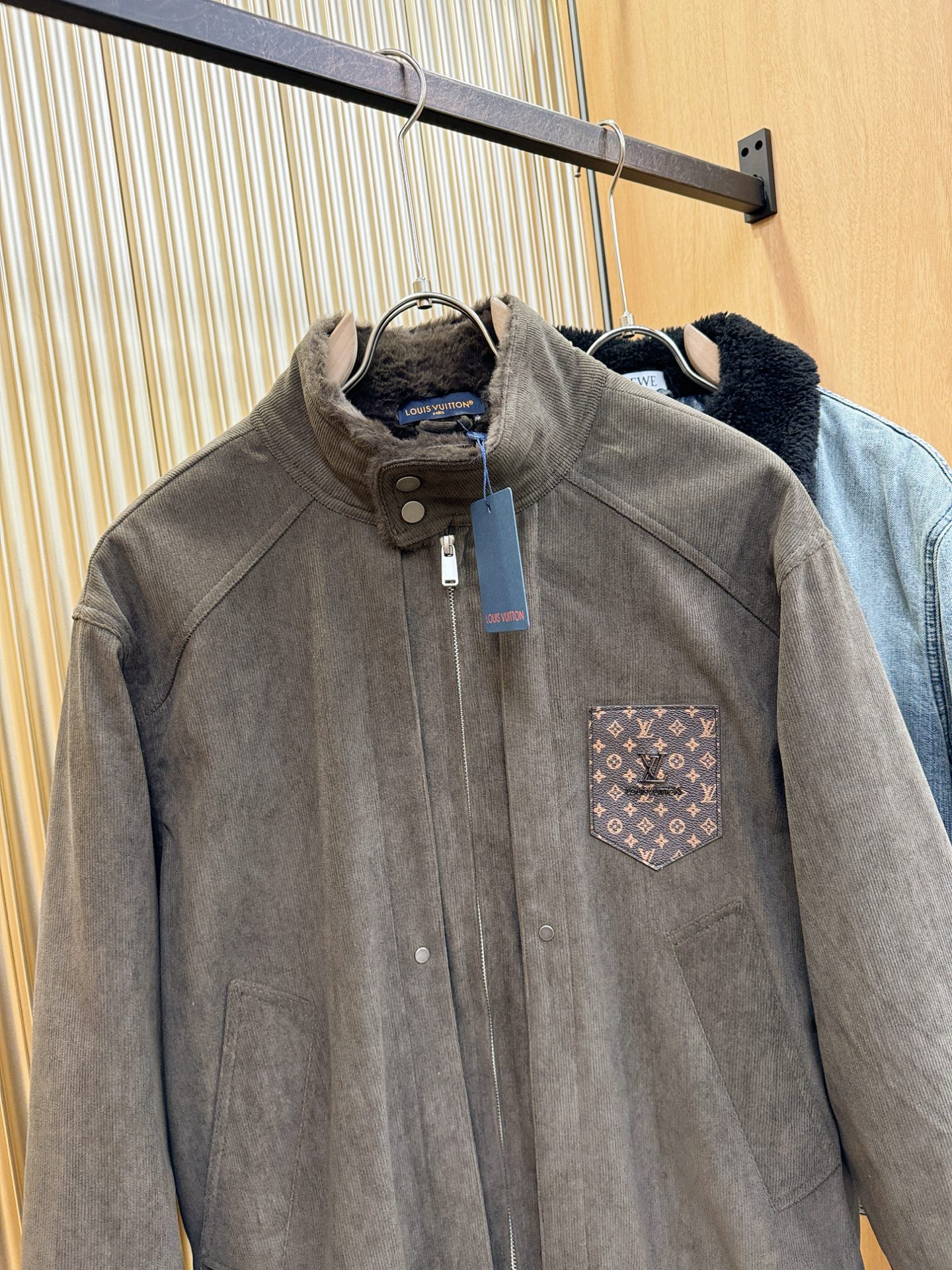LV路易威登 新品男女同款加绒加厚牛仔外套，时装圈人气极为火热的单品，是时尚大咖们最炙手可热扭造型的必入