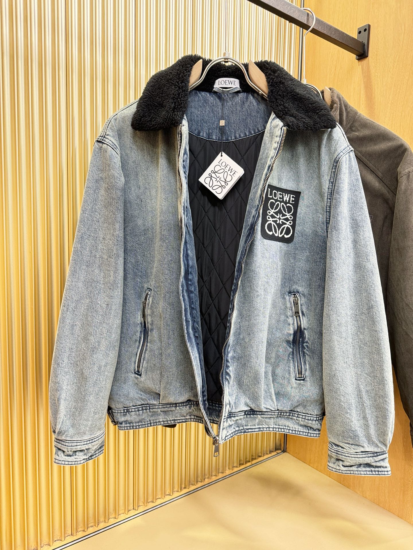 LOEWE罗意威新品男女同款加棉加厚牛仔外套，时装圈人气极为火热的单品，是时尚大咖们最炙手可热扭造型的必