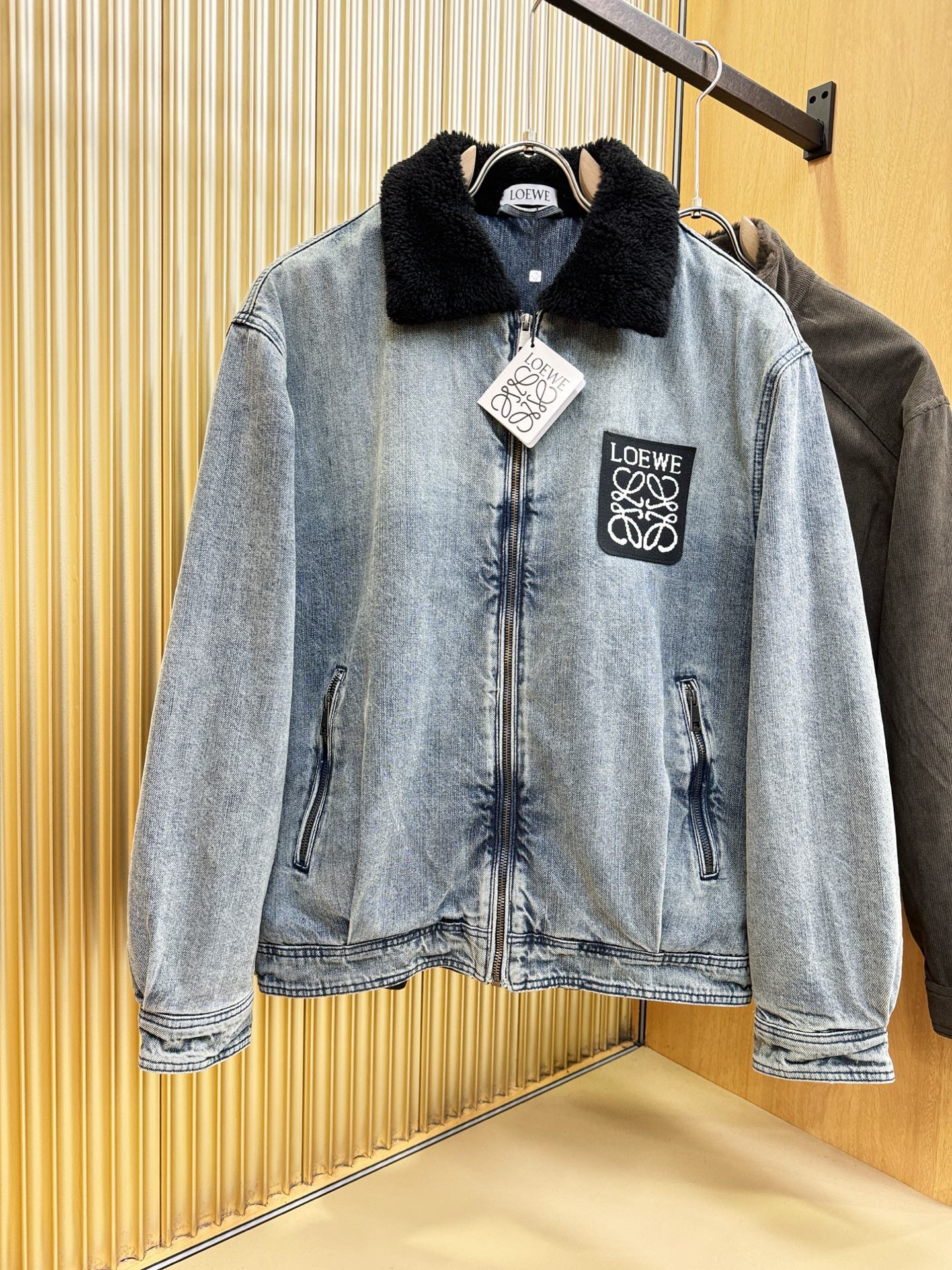 LOEWE罗意威新品男女同款加棉加厚牛仔外套，时装圈人气极为火热的单品，是时尚大咖们最炙手可热扭造型的必