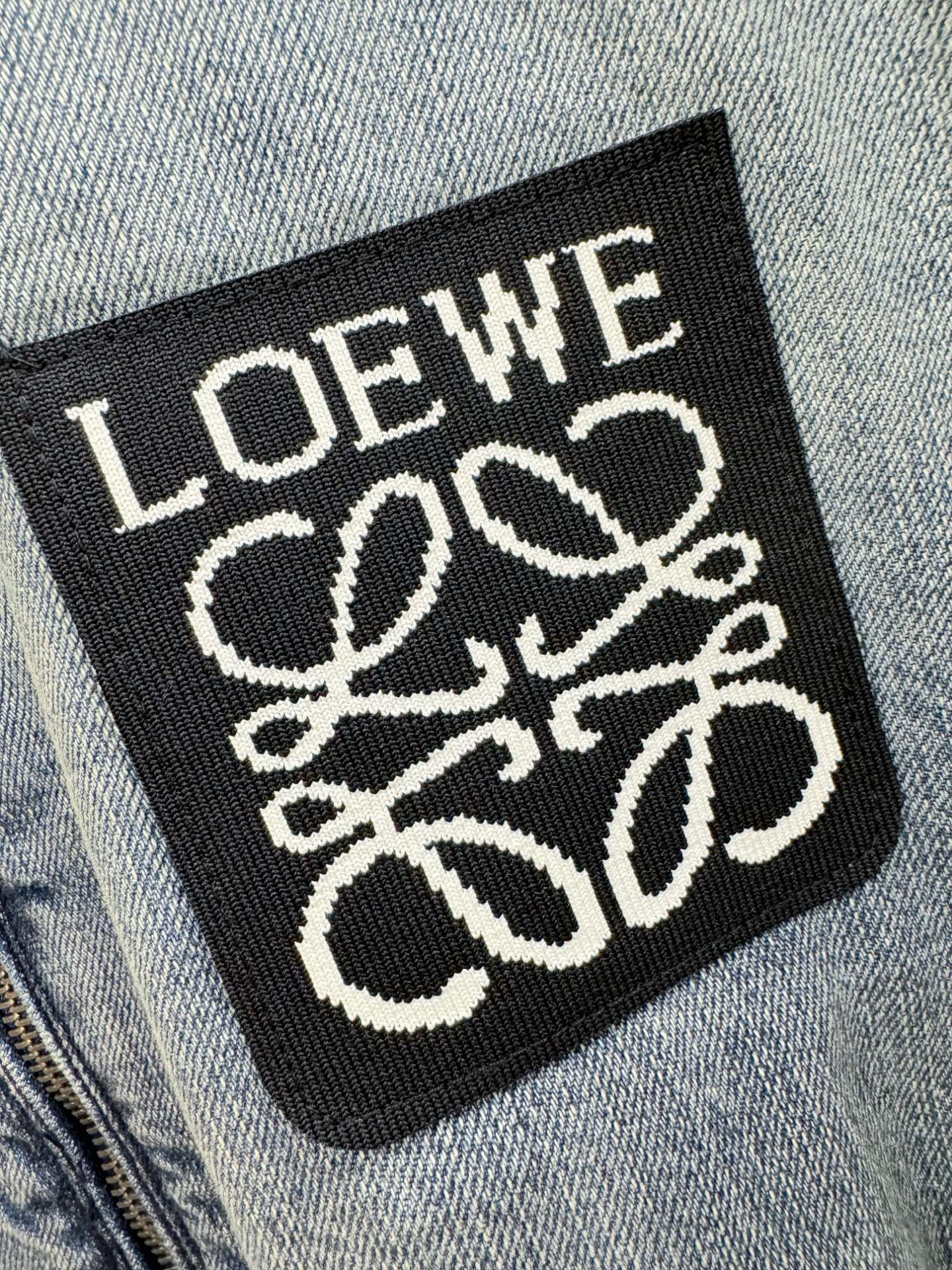 LOEWE罗意威新品男女同款加棉加厚牛仔外套，时装圈人气极为火热的单品，是时尚大咖们最炙手可热扭造型的必