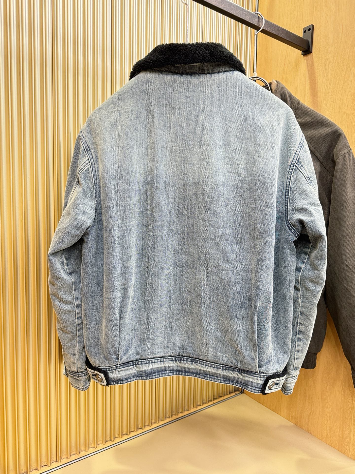 LOEWE罗意威新品男女同款加棉加厚牛仔外套，时装圈人气极为火热的单品，是时尚大咖们最炙手可热扭造型的必