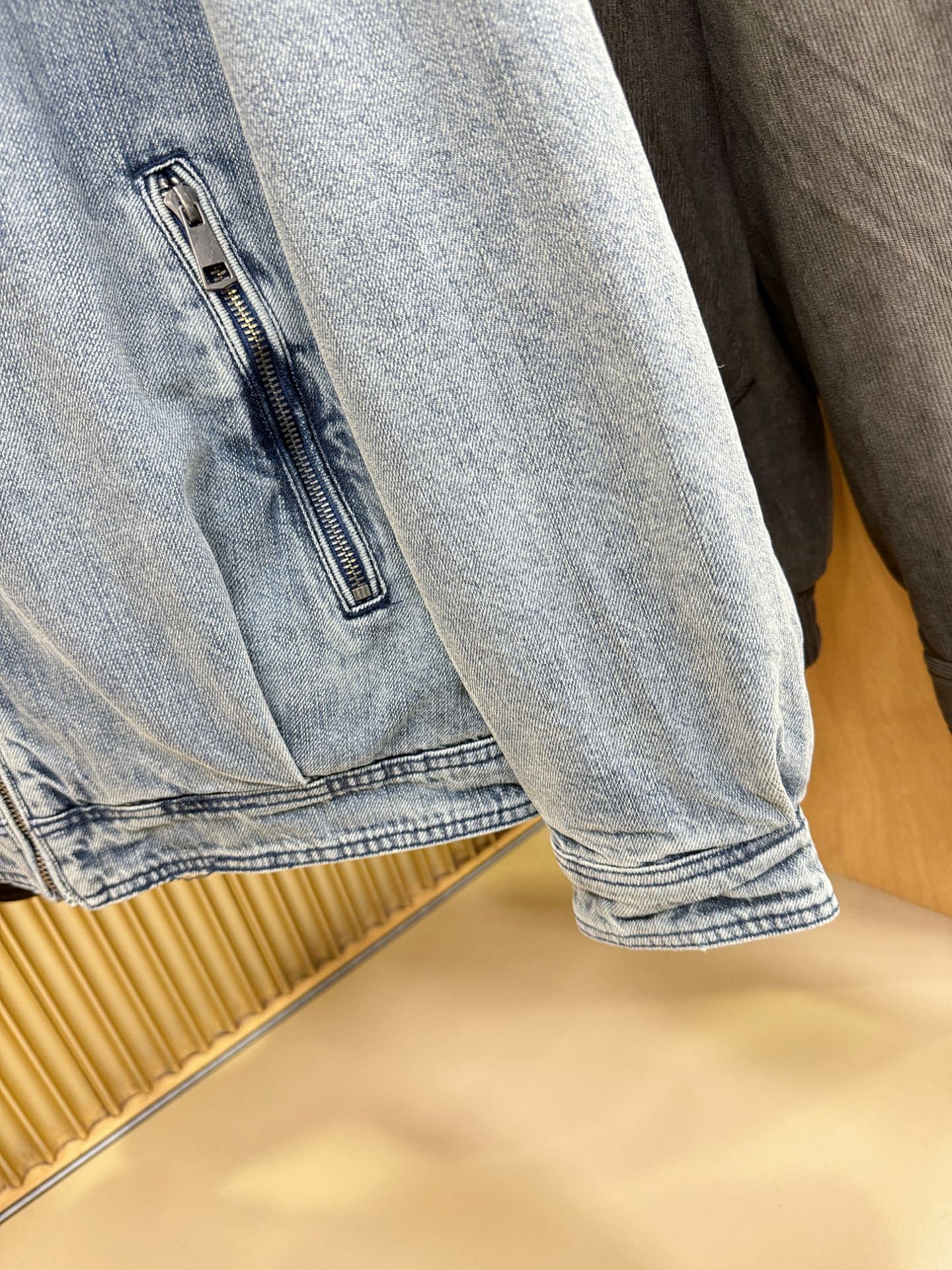 LOEWE罗意威新品男女同款加棉加厚牛仔外套，时装圈人气极为火热的单品，是时尚大咖们最炙手可热扭造型的必