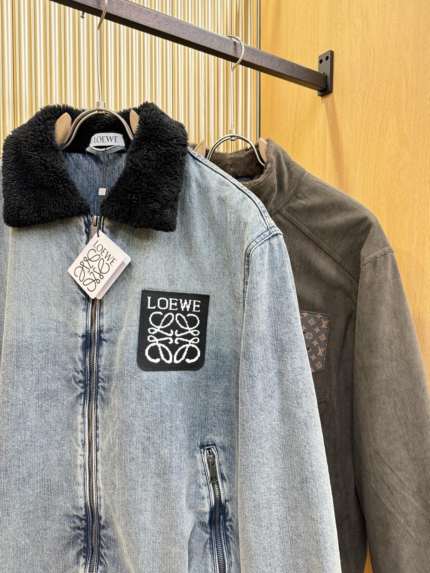 LOEWE罗意威新品男女同款加棉加厚牛仔外套，时装圈人气极为火热的单品，是时尚大咖们最炙手可热扭造型的必