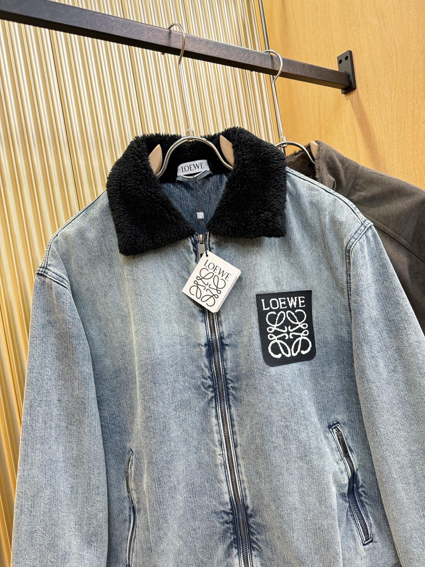 LOEWE罗意威新品男女同款加棉加厚牛仔外套，时装圈人气极为火热的单品，是时尚大咖们最炙手可热扭造型的必