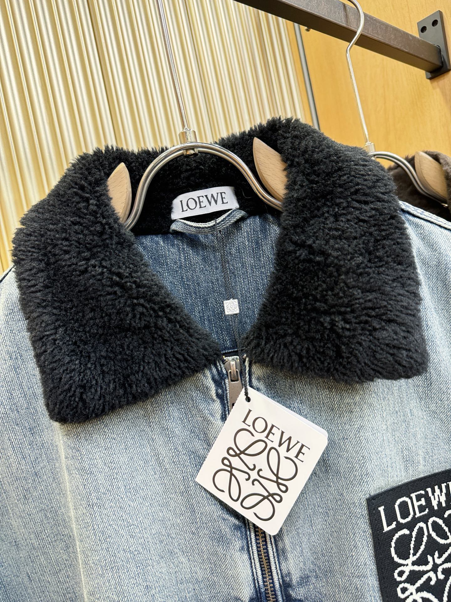 LOEWE罗意威新品男女同款加棉加厚牛仔外套，时装圈人气极为火热的单品，是时尚大咖们最炙手可热扭造型的必