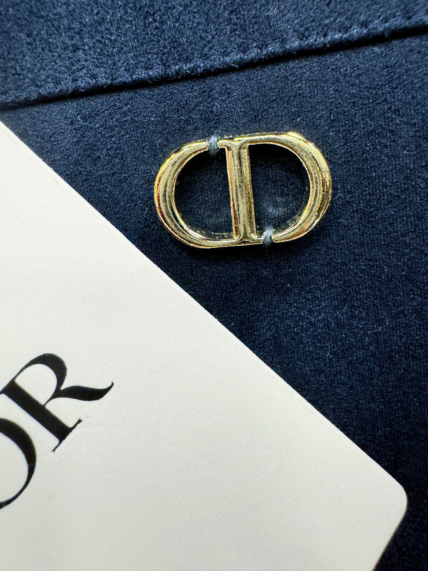 Dior迪奥 2025秋冬新款夹克外套 定制面料 设计造型增添了一份干练与精神，精心挑选的高品质配件，顺