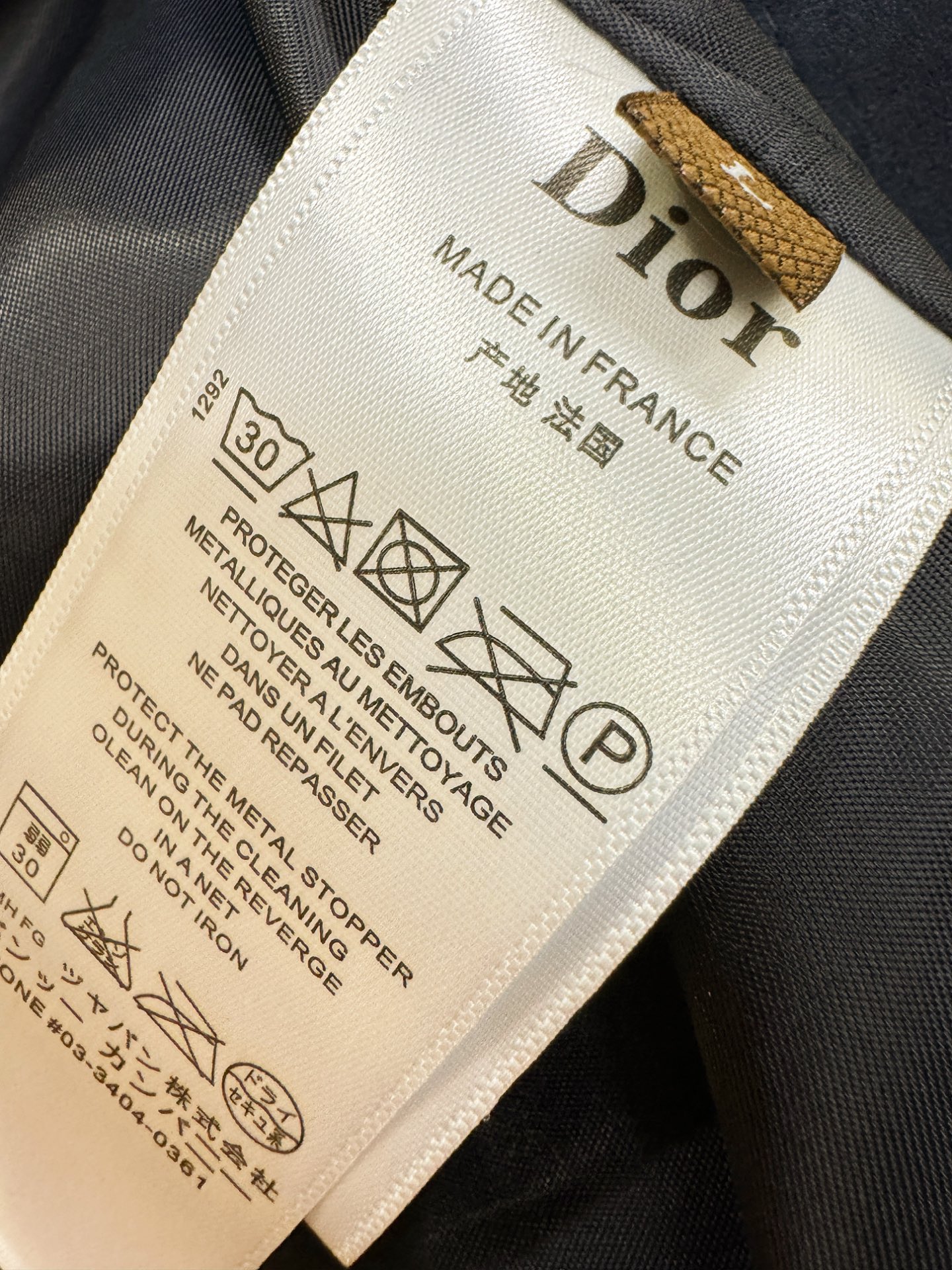 Dior迪奥 2025秋冬新款夹克外套 定制面料 设计造型增添了一份干练与精神，精心挑选的高品质配件，顺