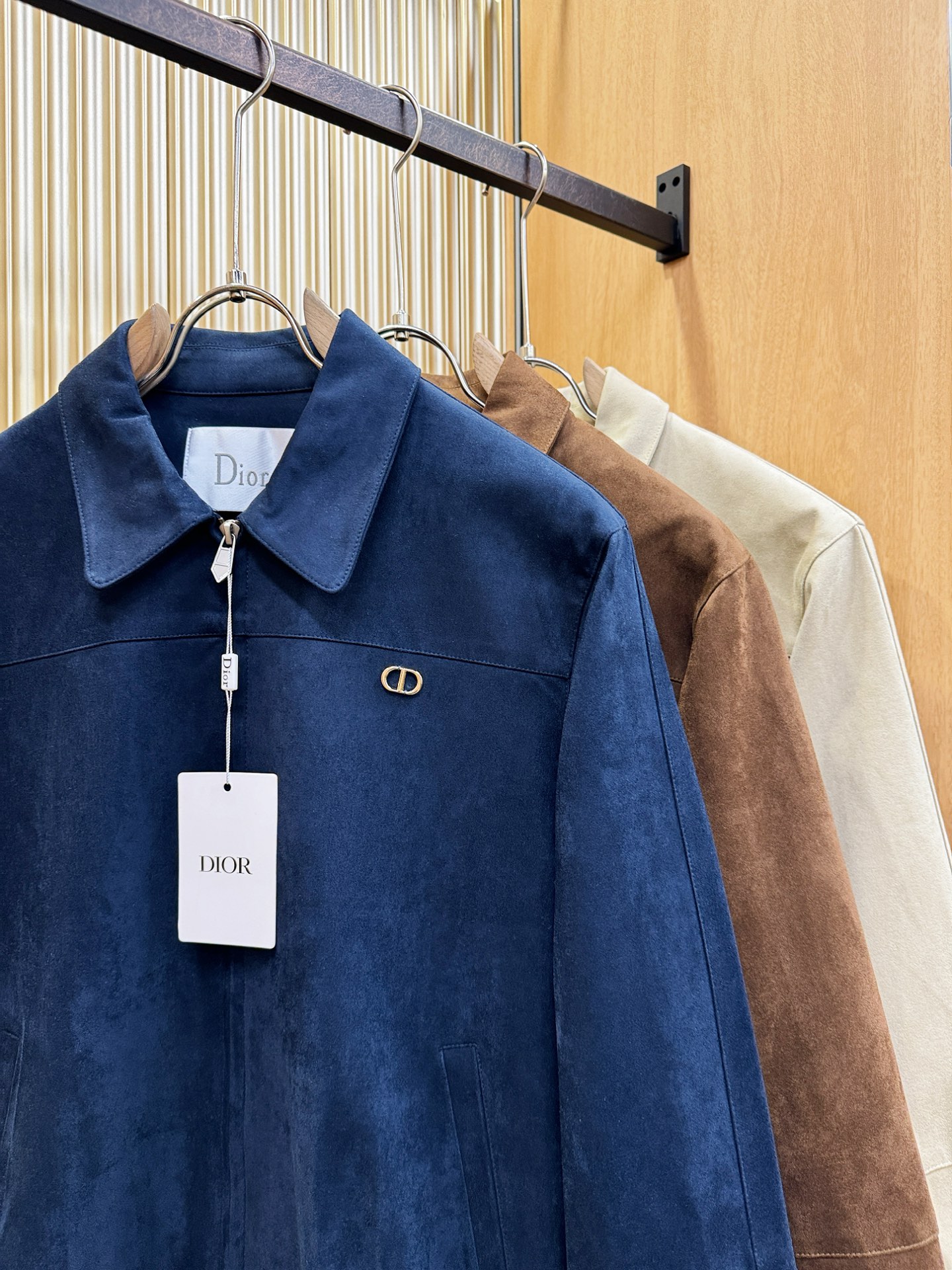 Dior迪奥 2025秋冬新款夹克外套 定制面料 设计造型增添了一份干练与精神，精心挑选的高品质配件，顺