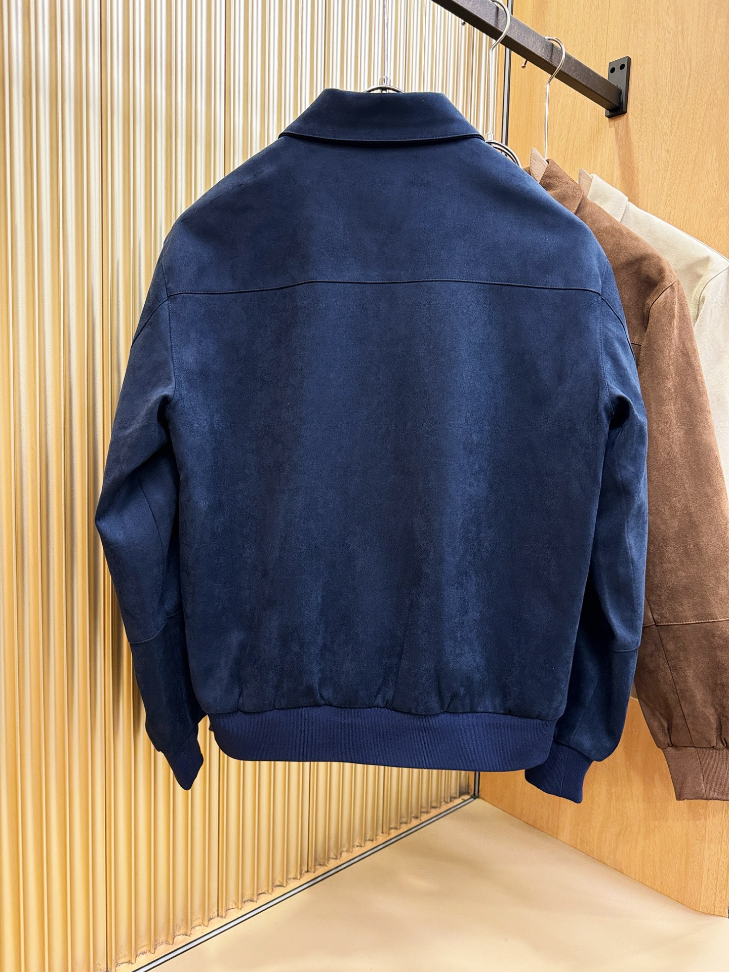 Dior迪奥 2025秋冬新款夹克外套 定制面料 设计造型增添了一份干练与精神，精心挑选的高品质配件，顺