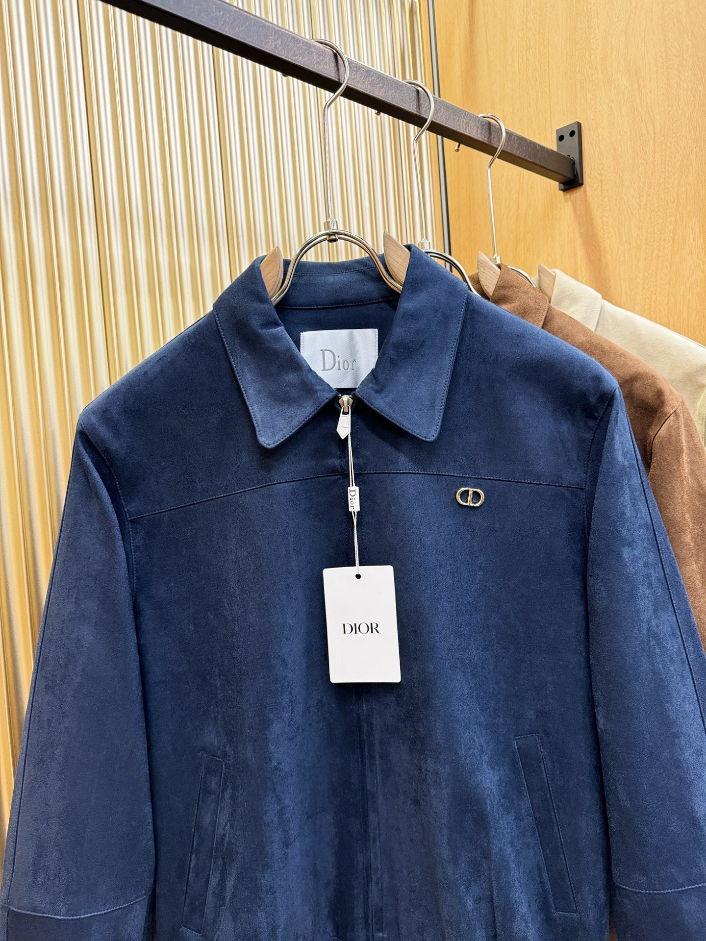 Dior迪奥 2025秋冬新款夹克外套 定制面料 设计造型增添了一份干练与精神，精心挑选的高品质配件，顺