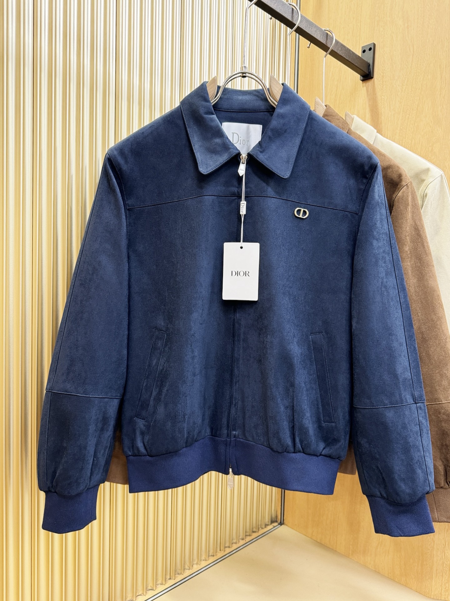 Dior迪奥 2025秋冬新款夹克外套 定制面料 设计造型增添了一份干练与精神，精心挑选的高品质配件，顺